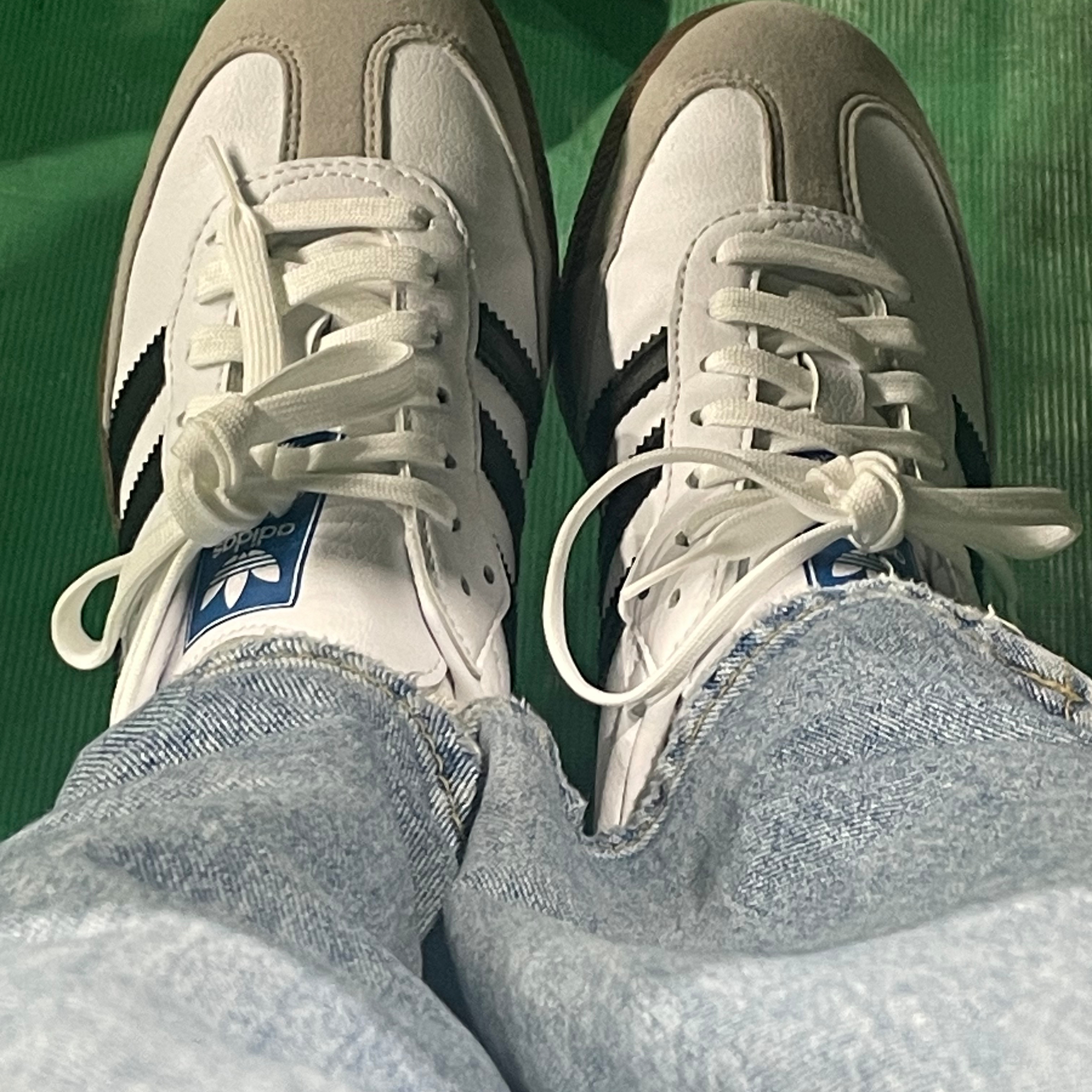아디다스 삼바 비건 화이트 블랙 착용 스타일 - 3