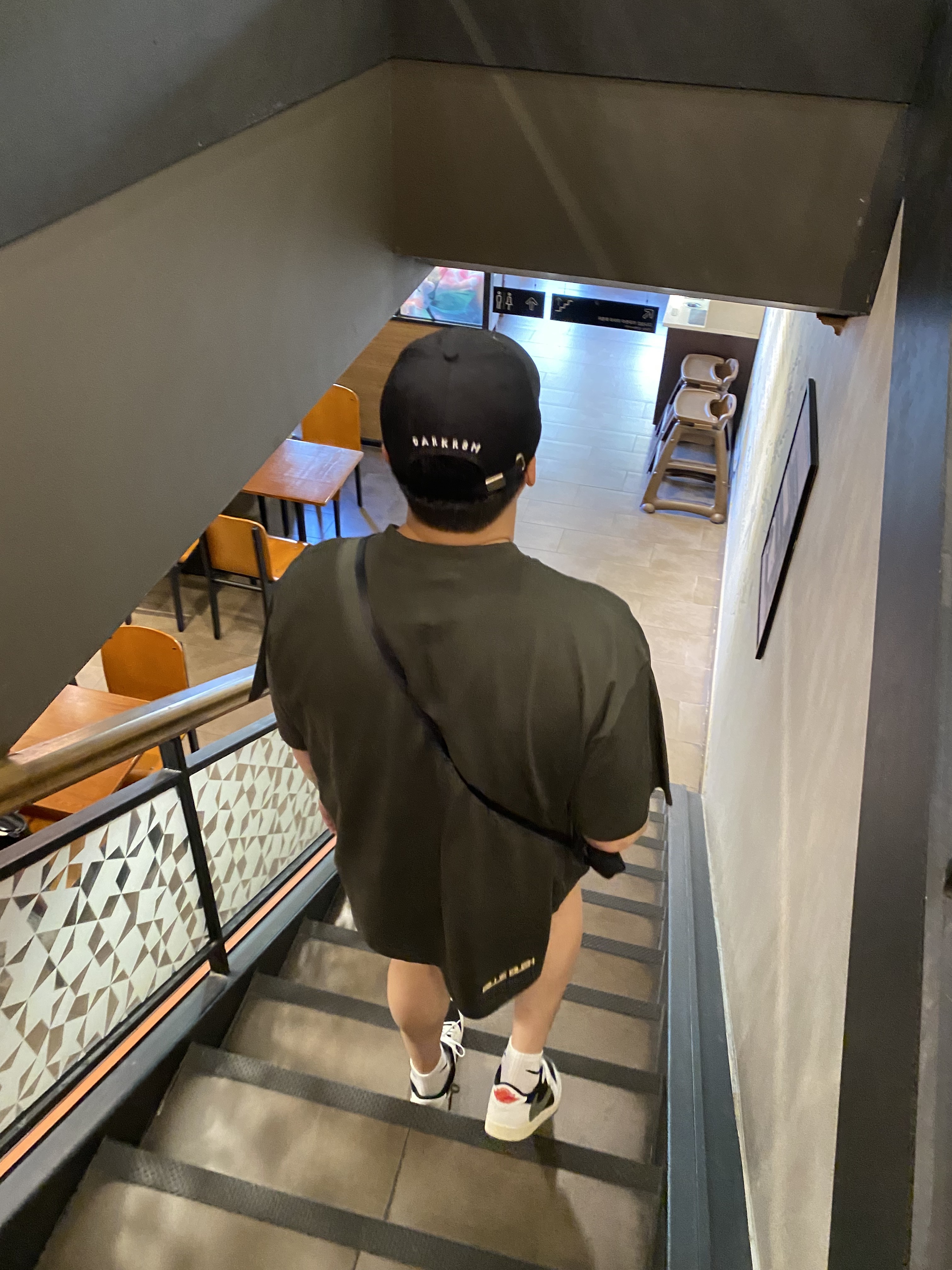 Nike x Billie Eilish NRG T-Shirt Sequoia - US/EU, Darkr8m Studio Upside Down White Logo Cap 착용 스타일