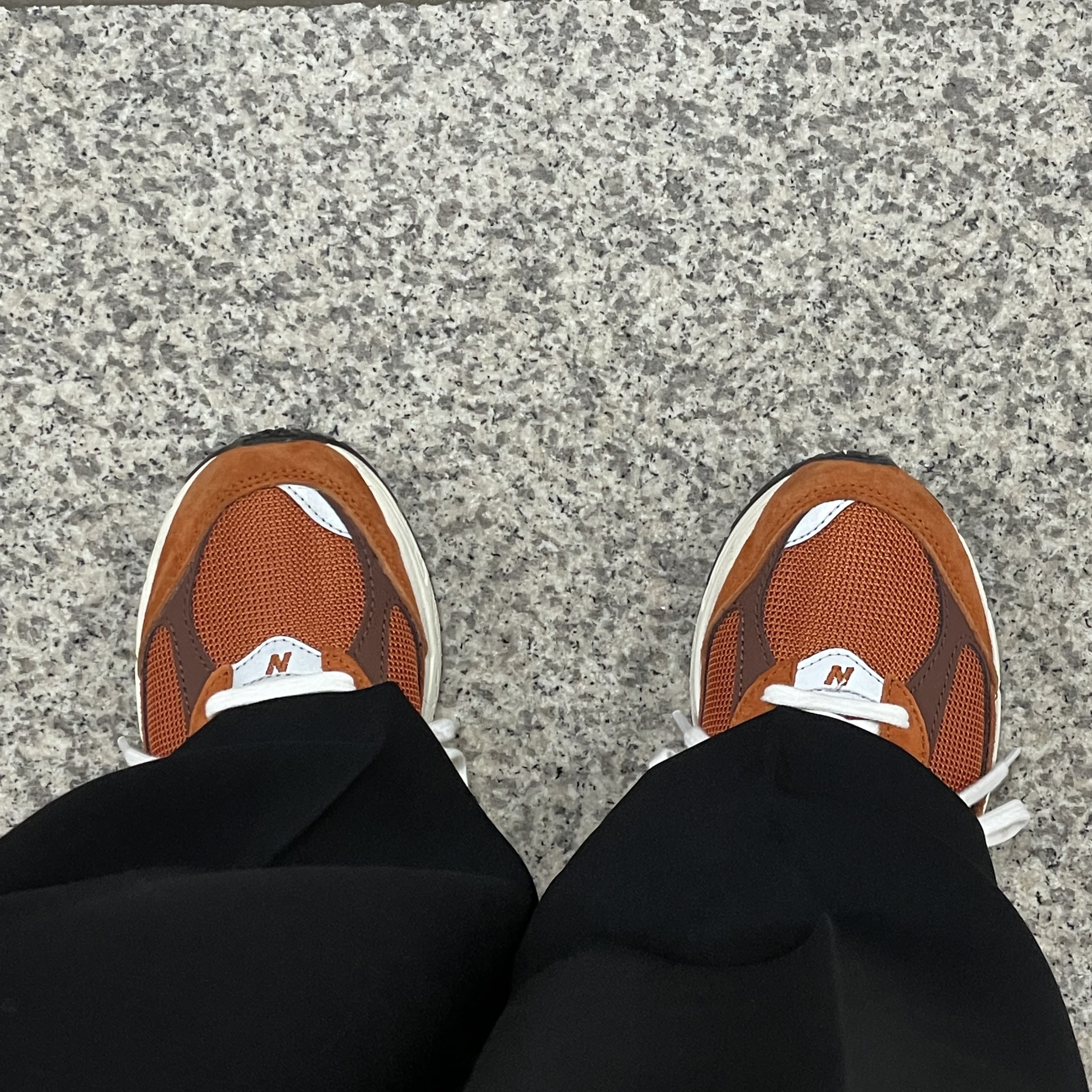 New Balance 2002R Rust Oxide 착용 스타일
