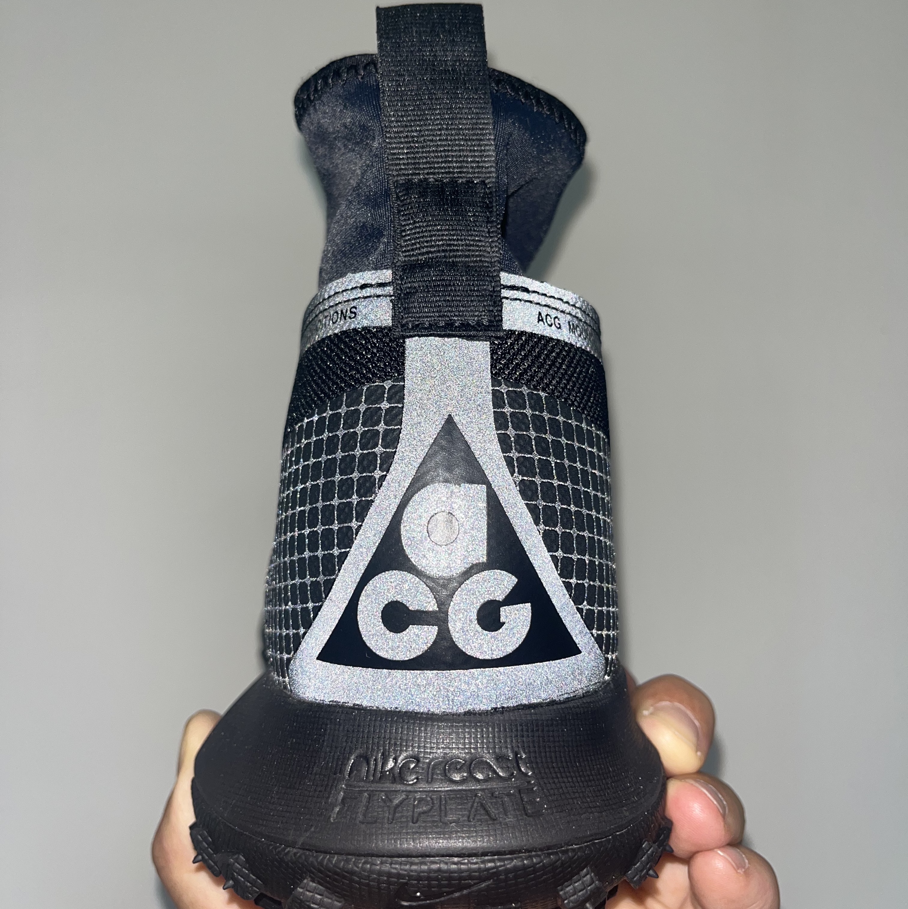 Nike ACG Mountain Fly Gore-Tex Black and Dark Grey 착용 스타일 - 4
