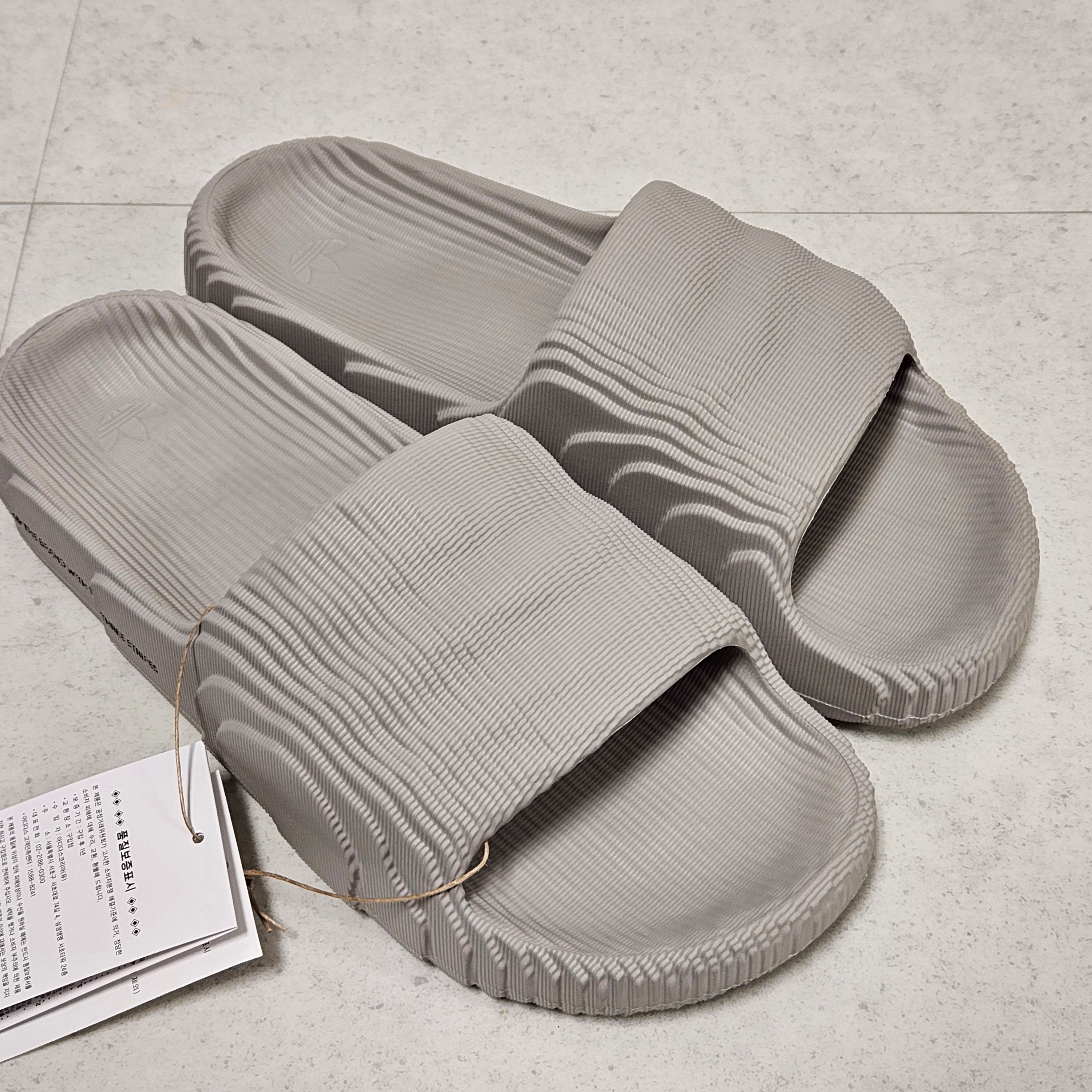 Adidas Adilette 22 Clear Grey 착용 스타일 - 2