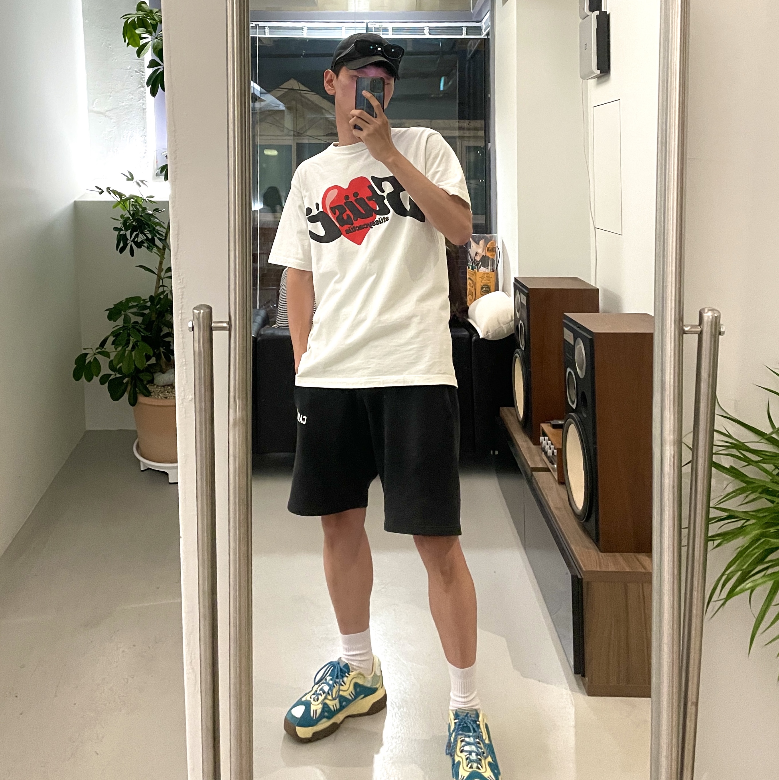 Stussy x Cactus Plant Flea Market Heart T-Shirt, Converse x Golf le Fleur Gianno Skylight 착용 스타일