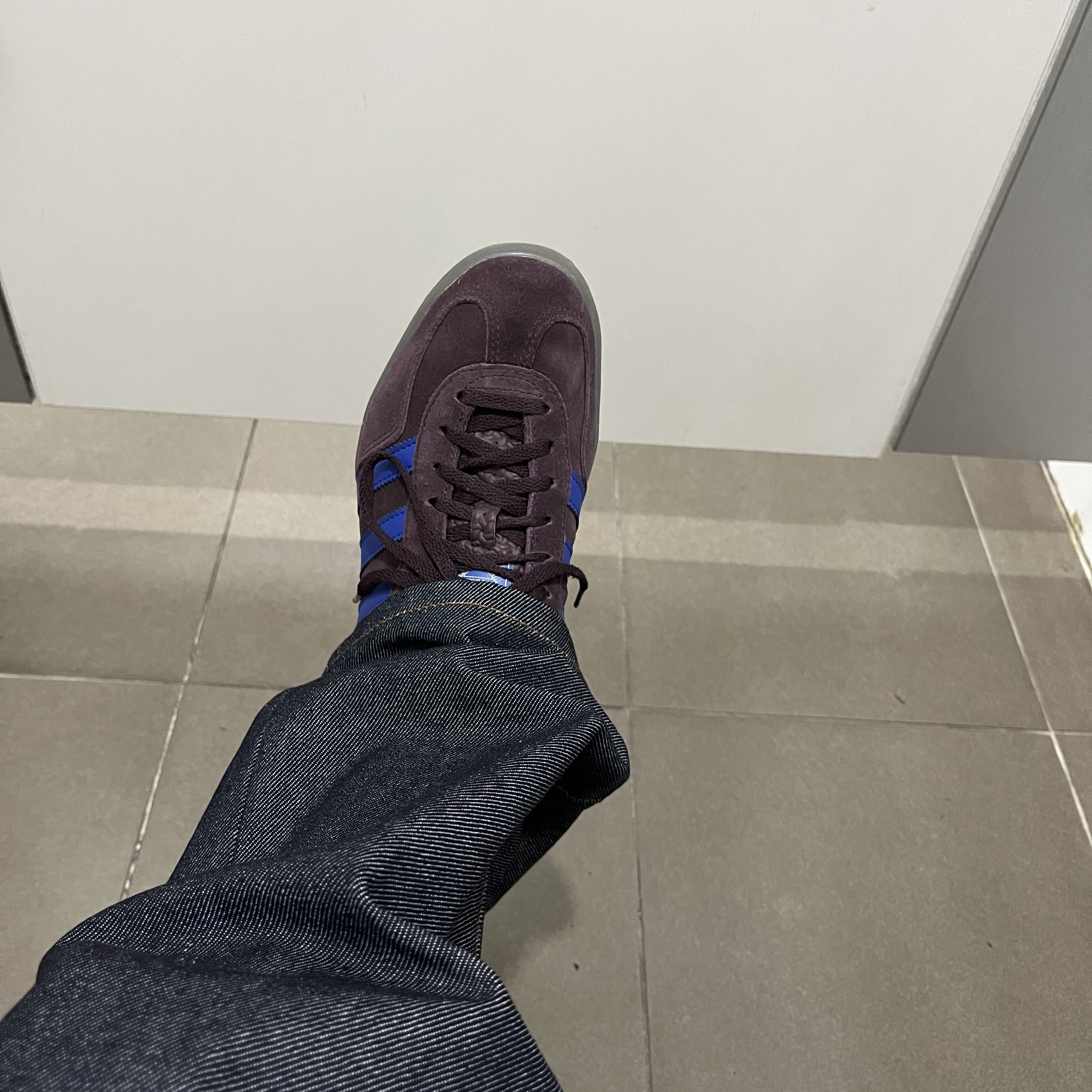 Adidas Gazelle Indoor Shadow Maroon 착용 스타일