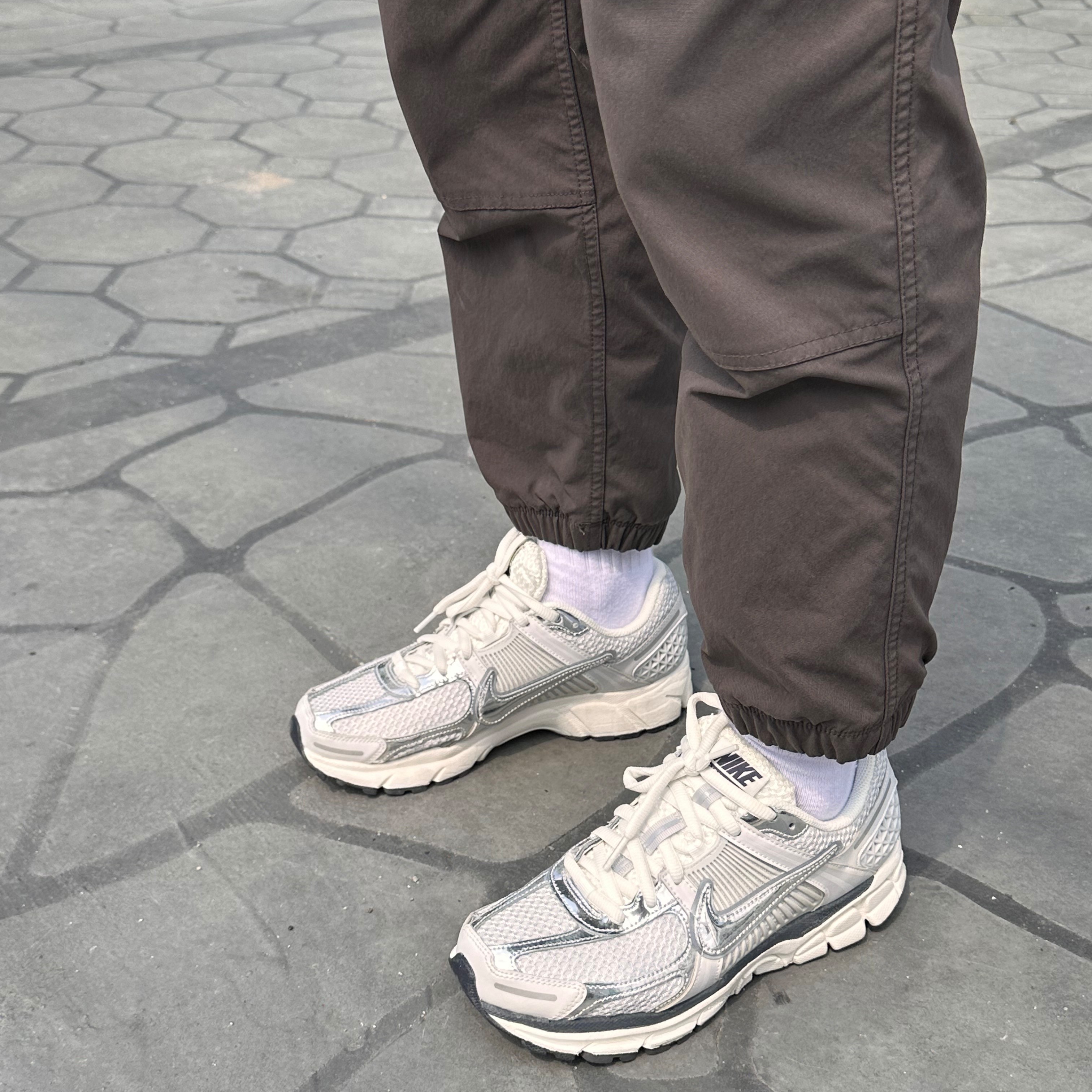 (W) Nike Zoom Vomero 5 Photon Dust and Metallic Silver 착용 스타일