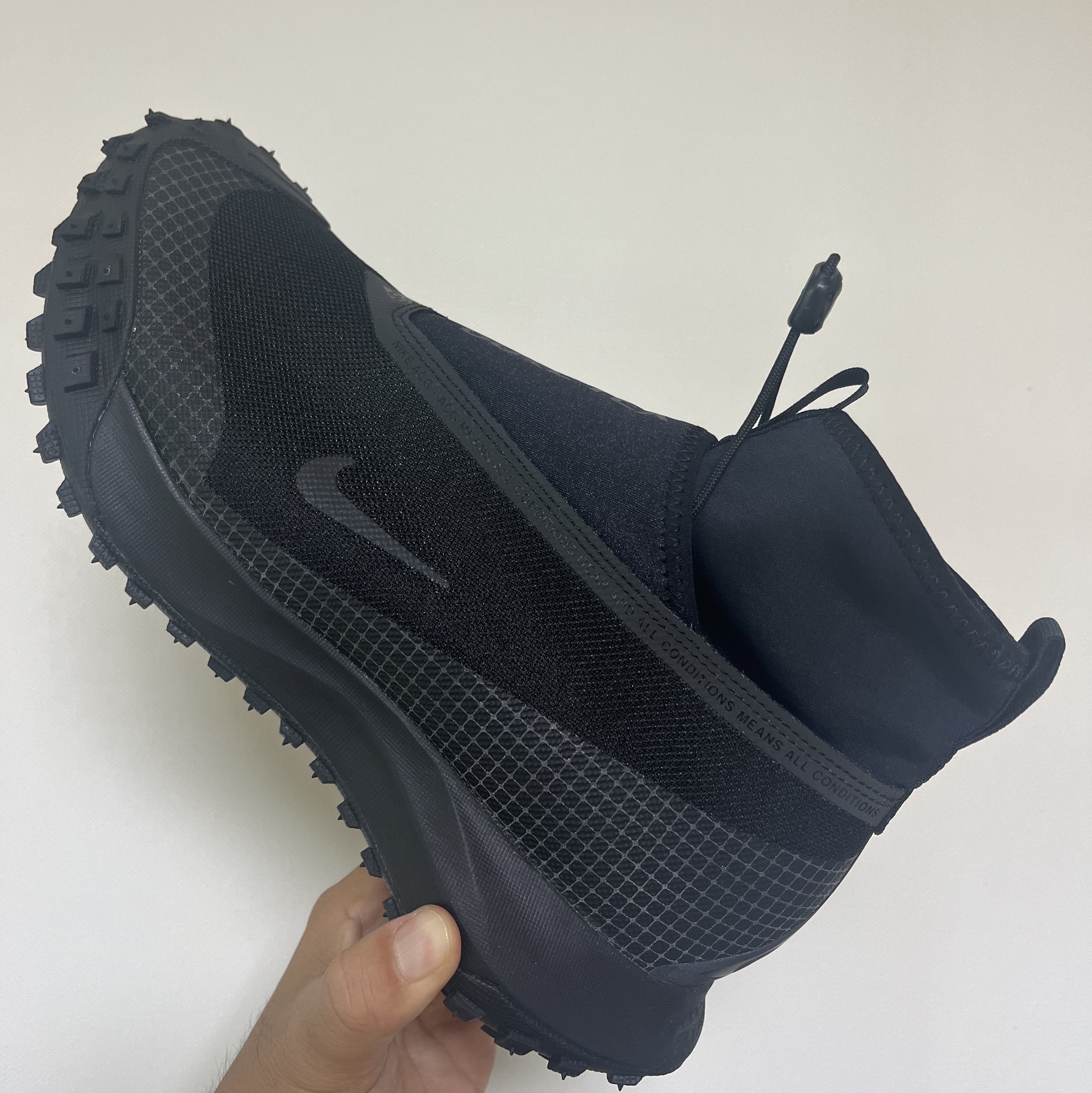Nike ACG Mountain Fly Gore-Tex Black and Dark Grey 착용 스타일 - 2