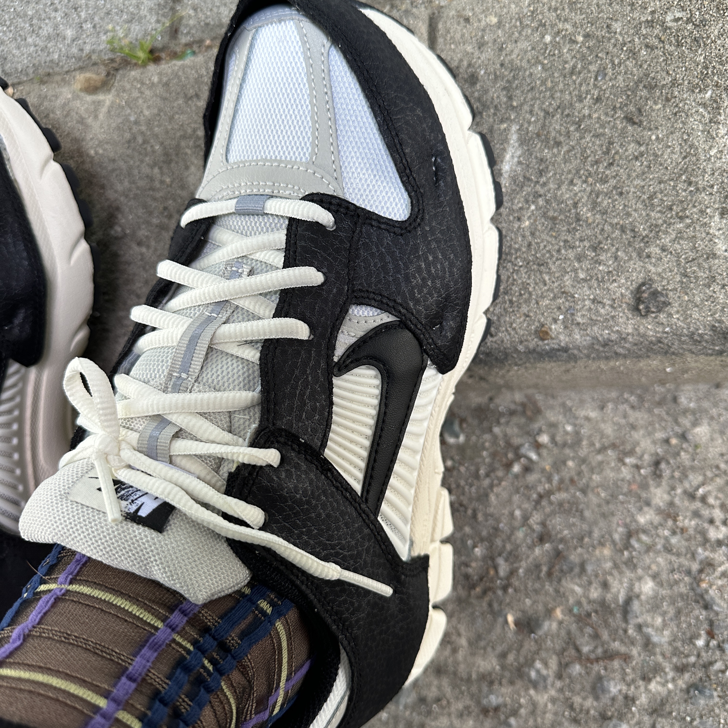 (W) Nike Zoom Vomero 5 Wolf Grey and Black 착용 스타일 - 1