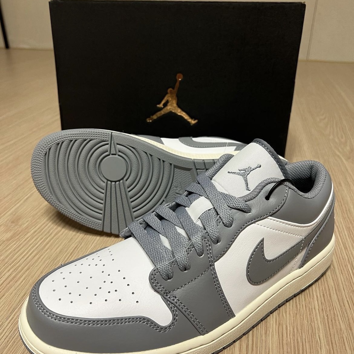 Jordan 1 Low Stealth and White 착용 스타일