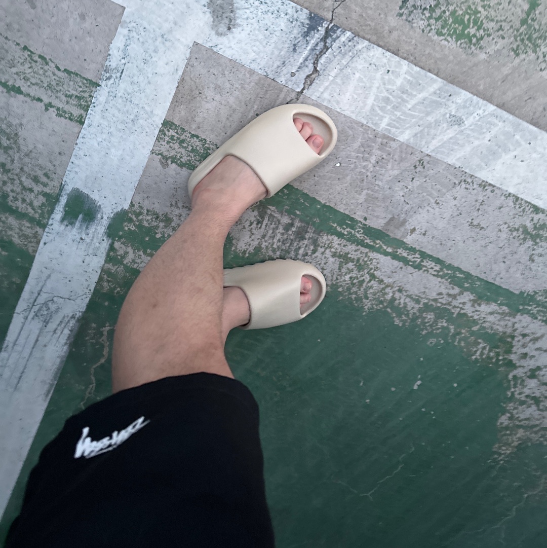 Adidas Yeezy Slide Bone 2022/2023, Stussy Stock Water Shorts Black 착용 스타일