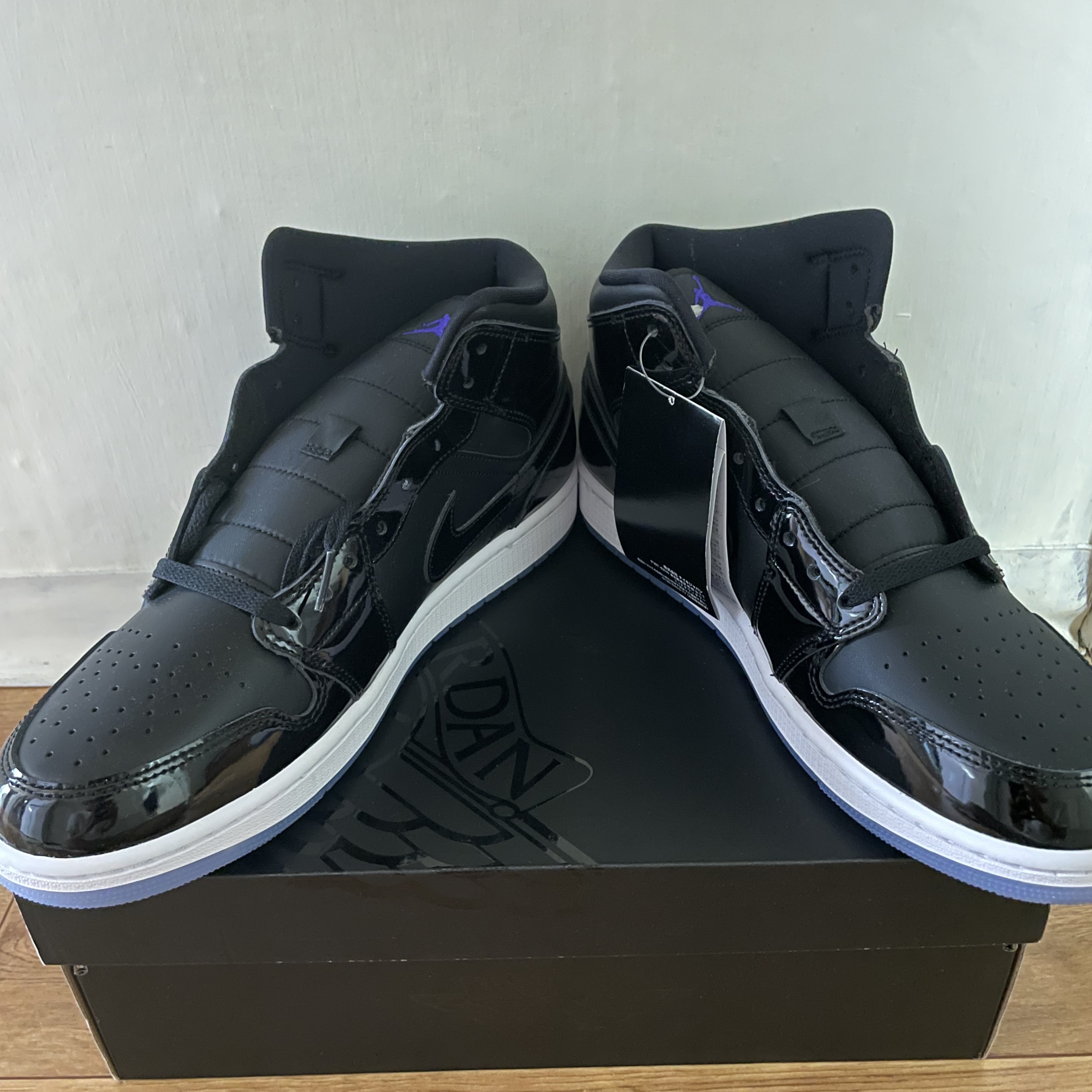 Jordan 1 Mid SE Black Dark Concord 착용 스타일 - 3