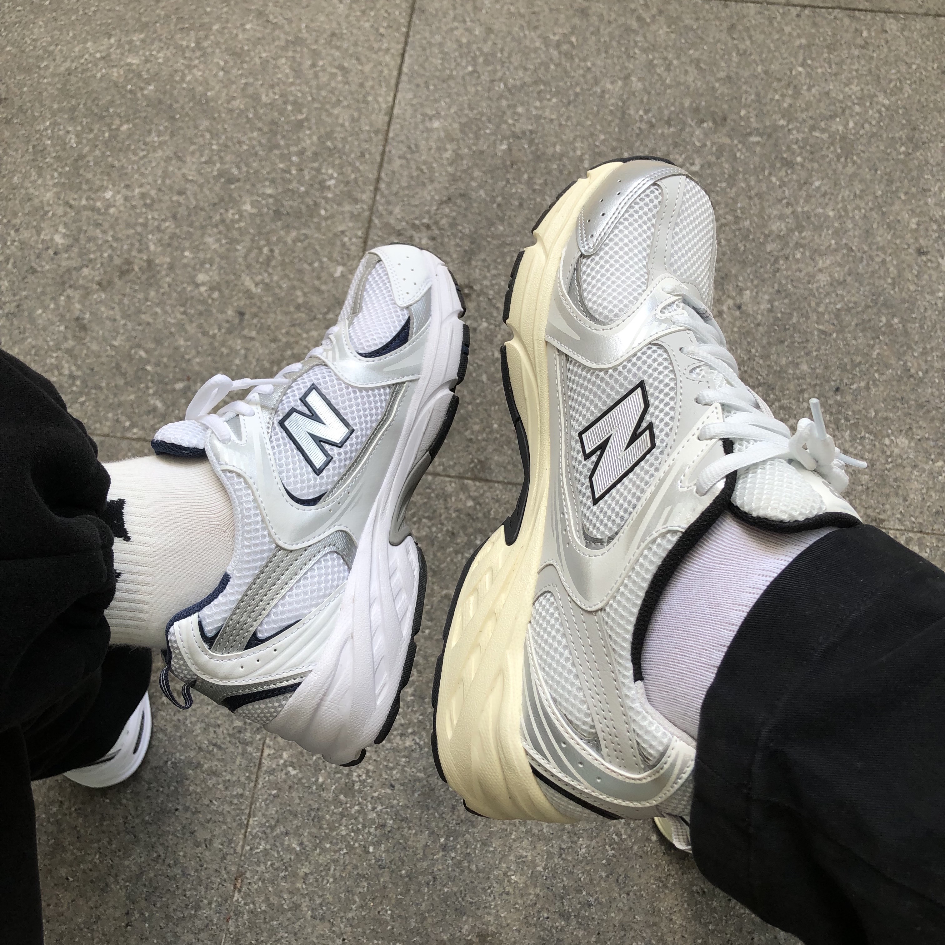 New Balance 530 White 착용 스타일 - 1