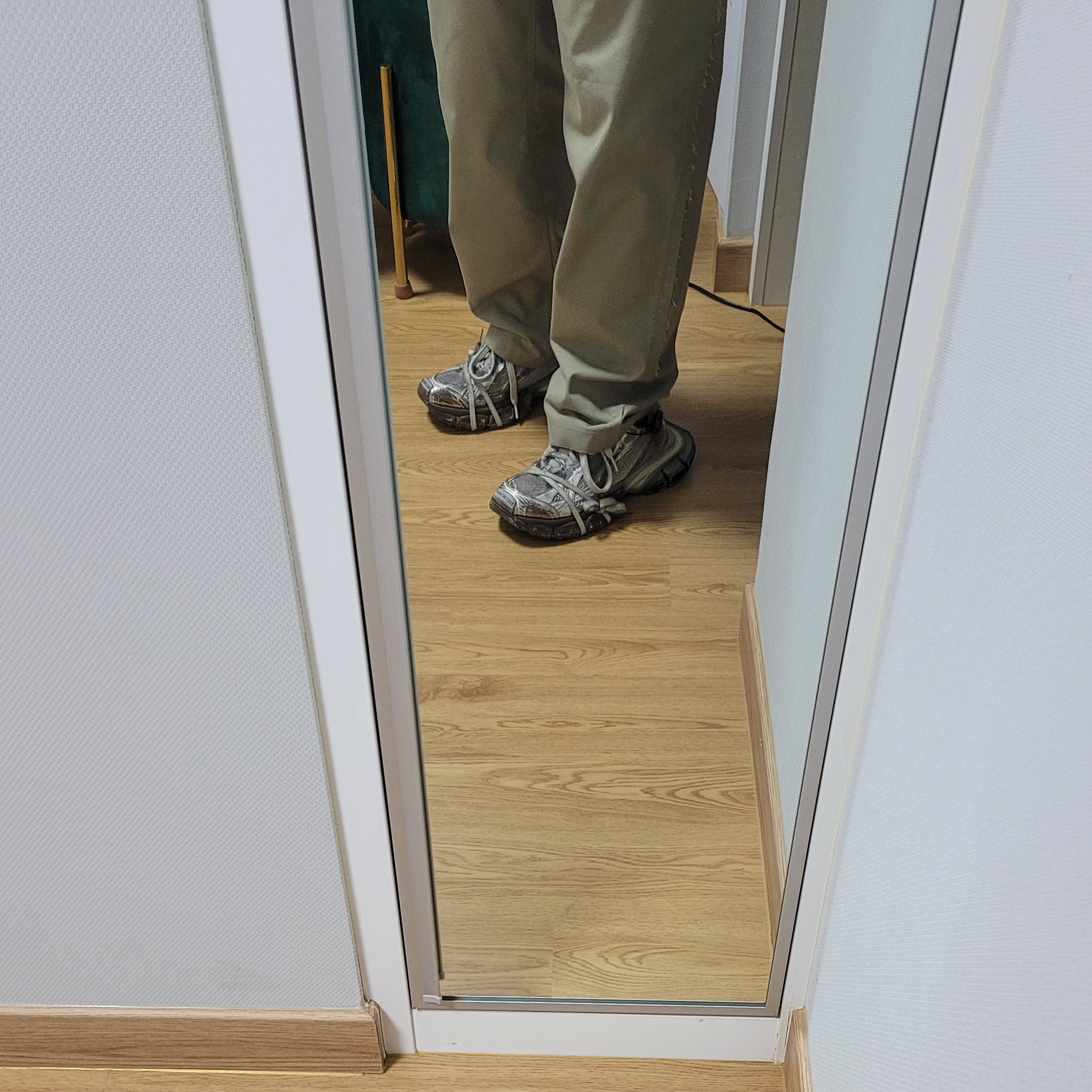 Balenciaga 3XL Sneakers Worn Out Light Beige 착용 스타일