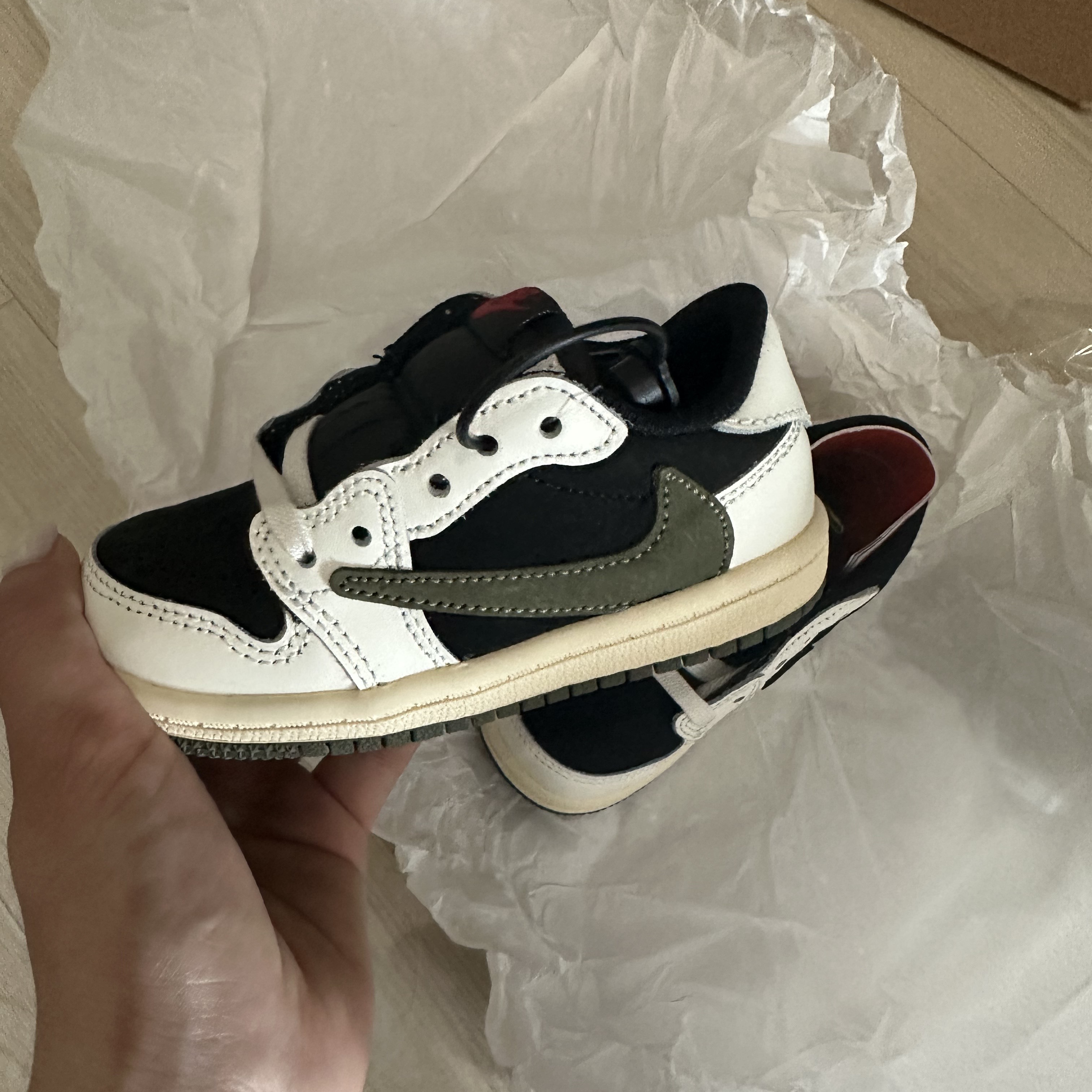 (TD) Jordan 1 x Travis Scott Retro Low OG SP Medium Olive 착용 스타일 - 1