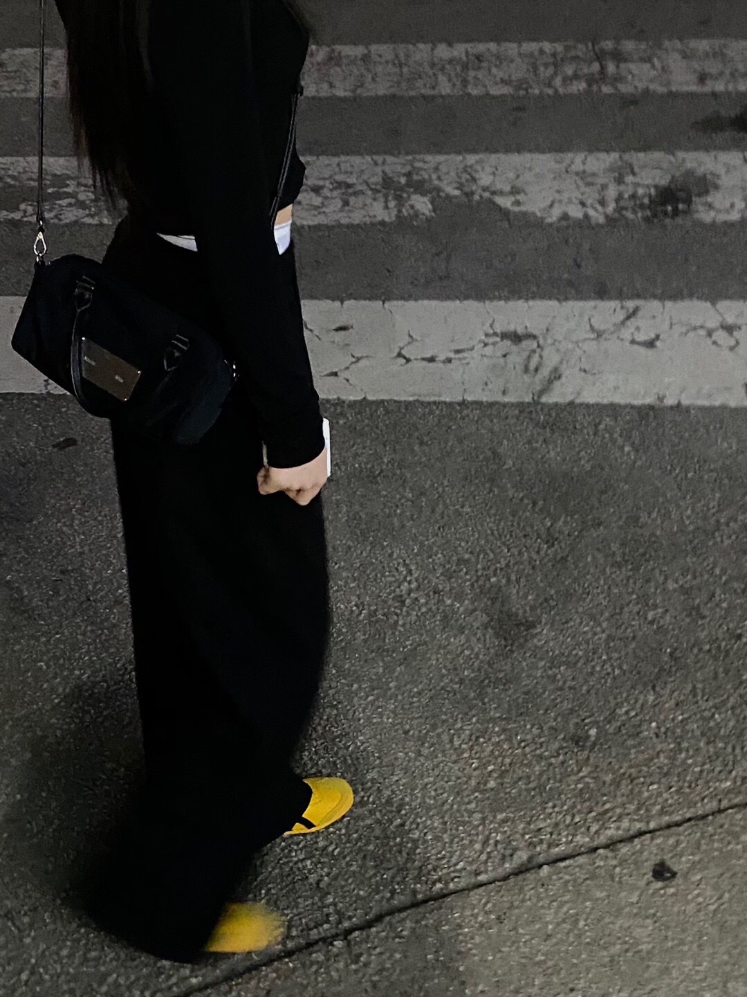 오니츠카 타이거 멕시코 66 옐로우 블랙, 마뗑킴 베이비 스포티 토트백 블랙 착용 스타일 - 1