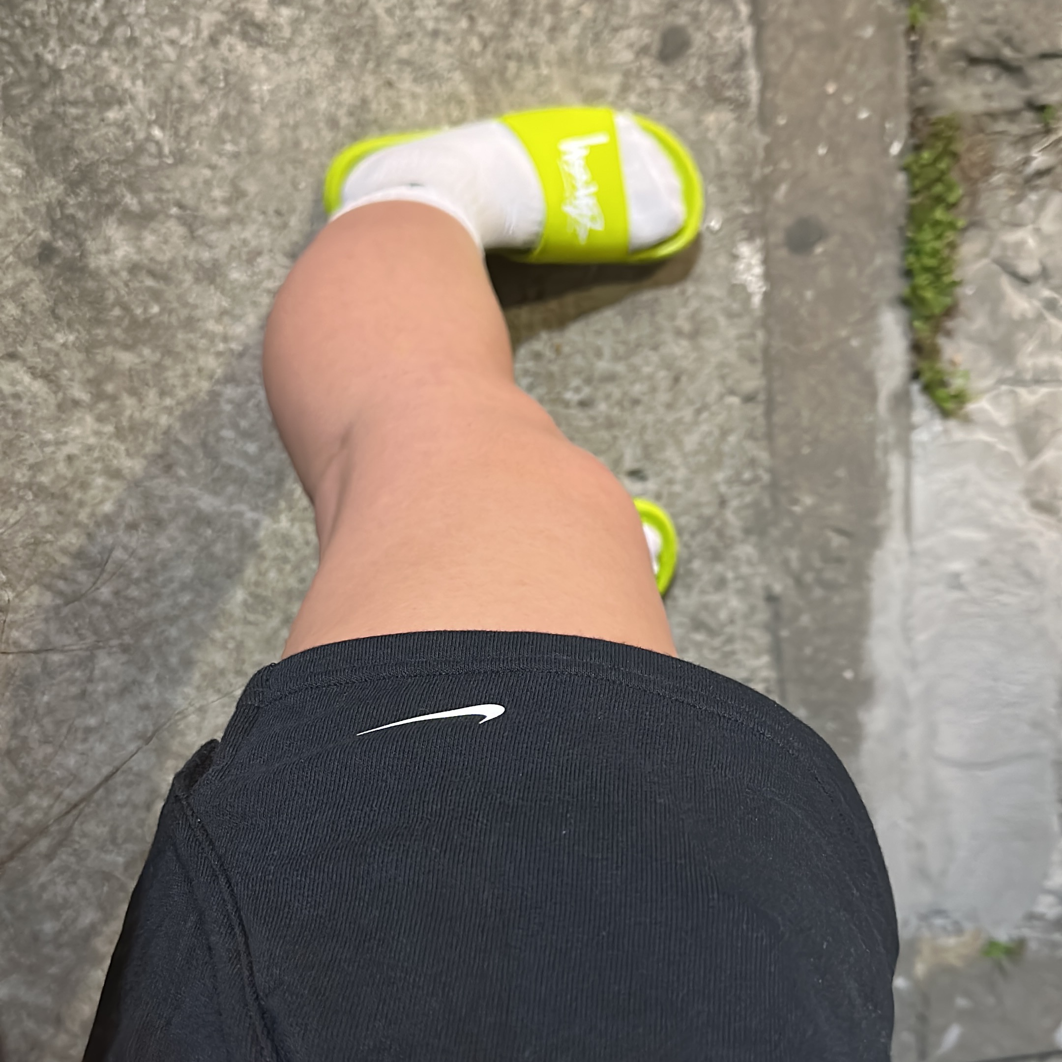 Nike x Stussy Benassi Slide Volt 착용 스타일