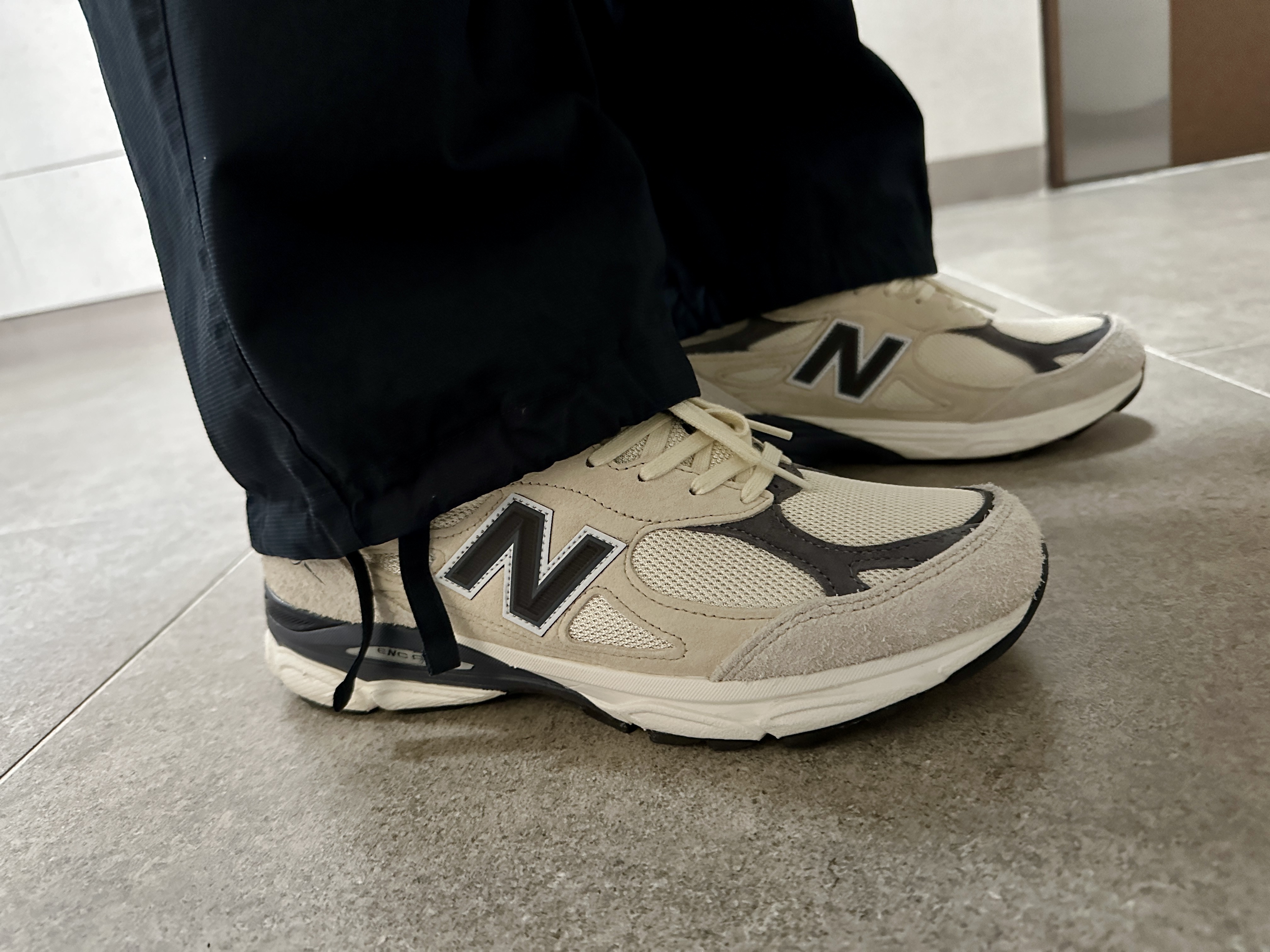 New Balance 990v3 Made in USA Moonbeam Macadamia Nut 착용 스타일