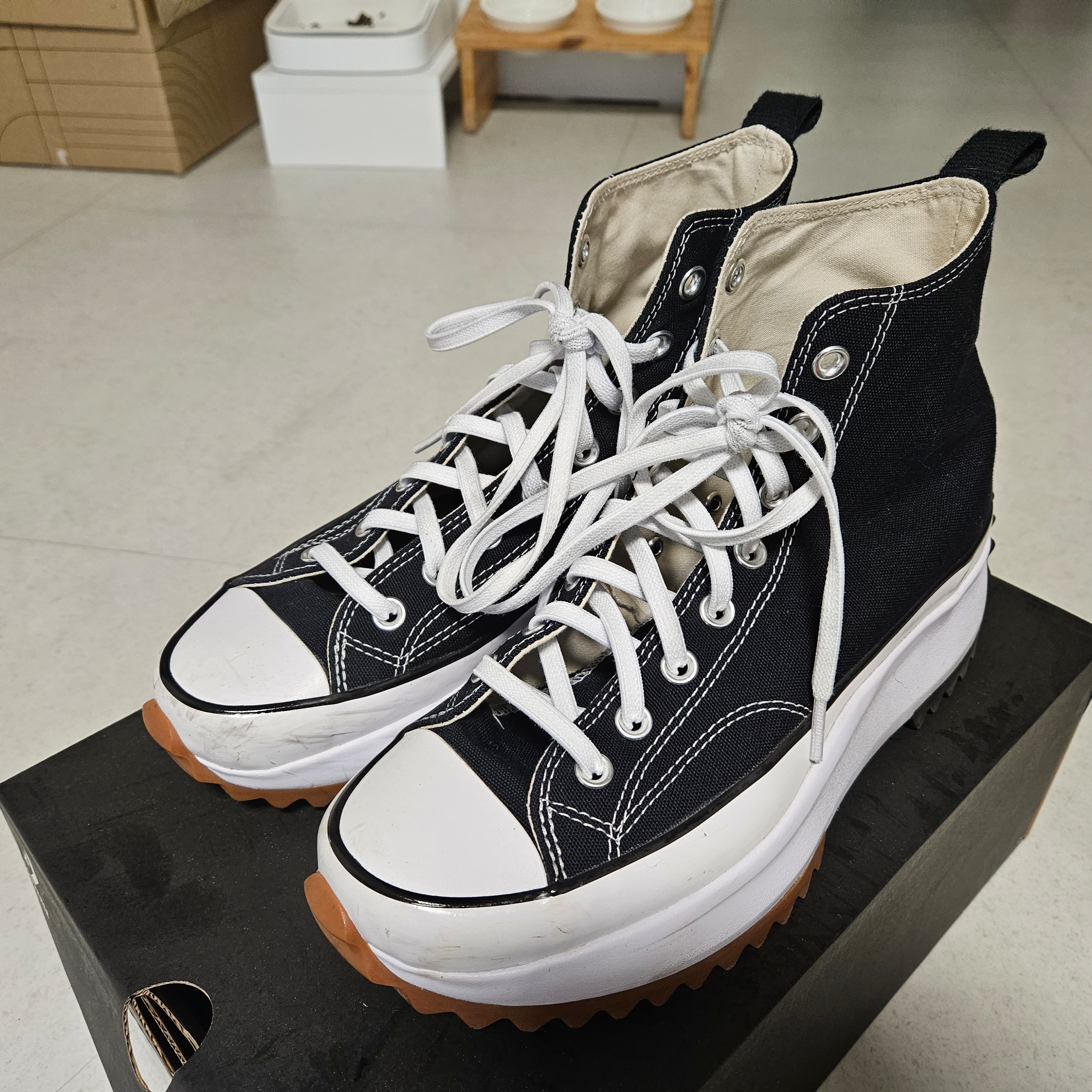 Converse Run Star Hike Hi Black White Gum 착용 스타일