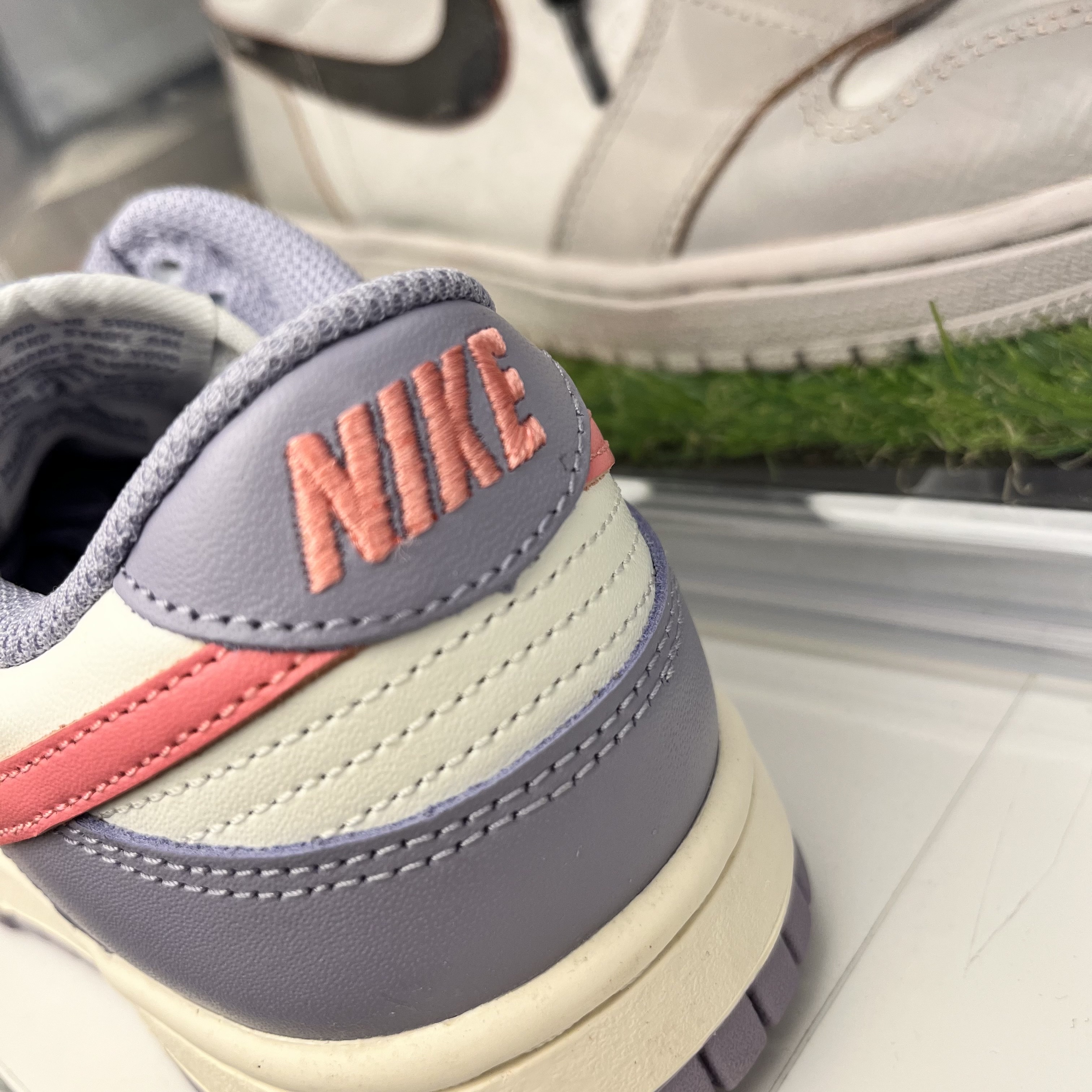 (W) Nike Dunk Low Indigo Haze Coral Chalk 착용 스타일 - 1