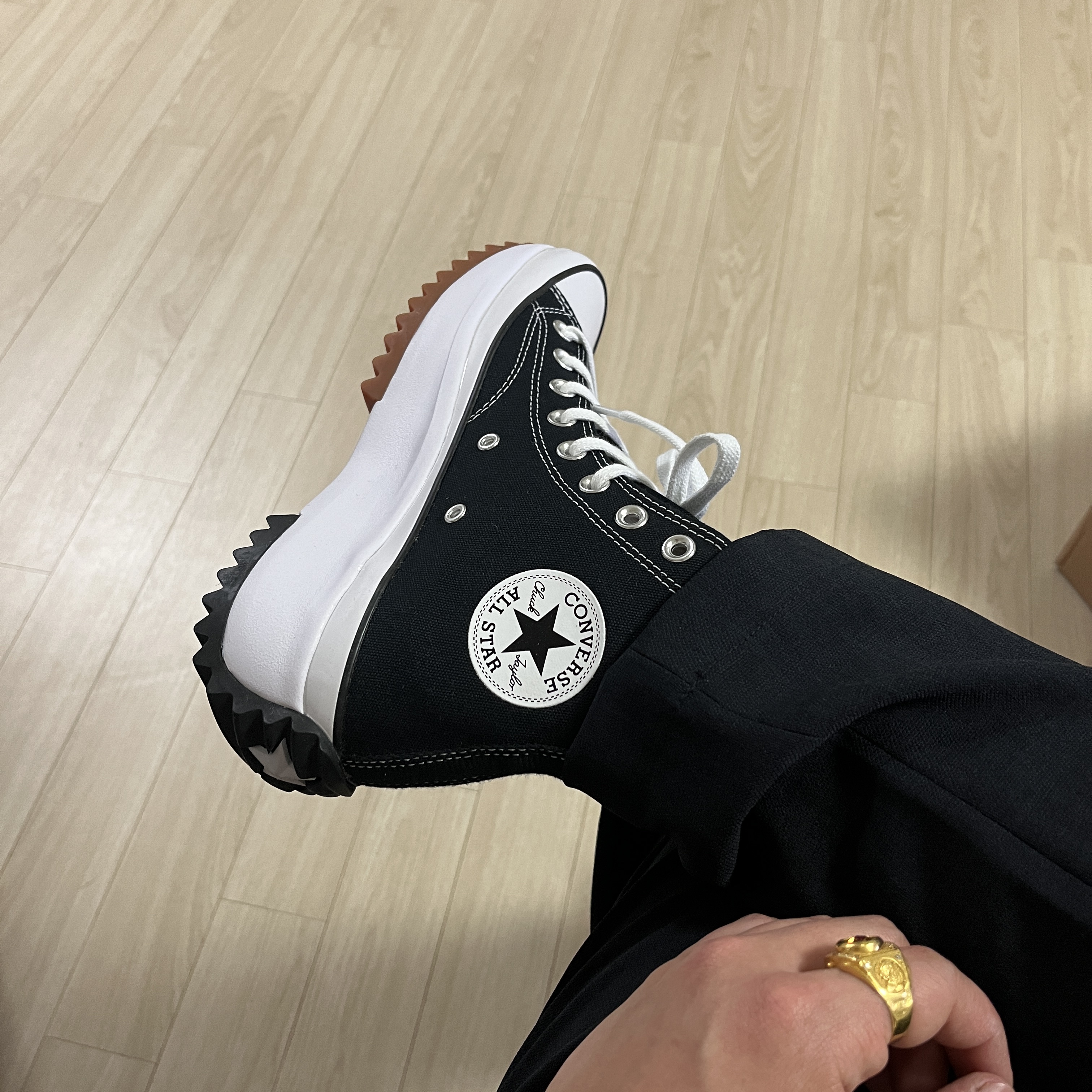 Converse Run Star Hike Hi Black White Gum 착용 스타일