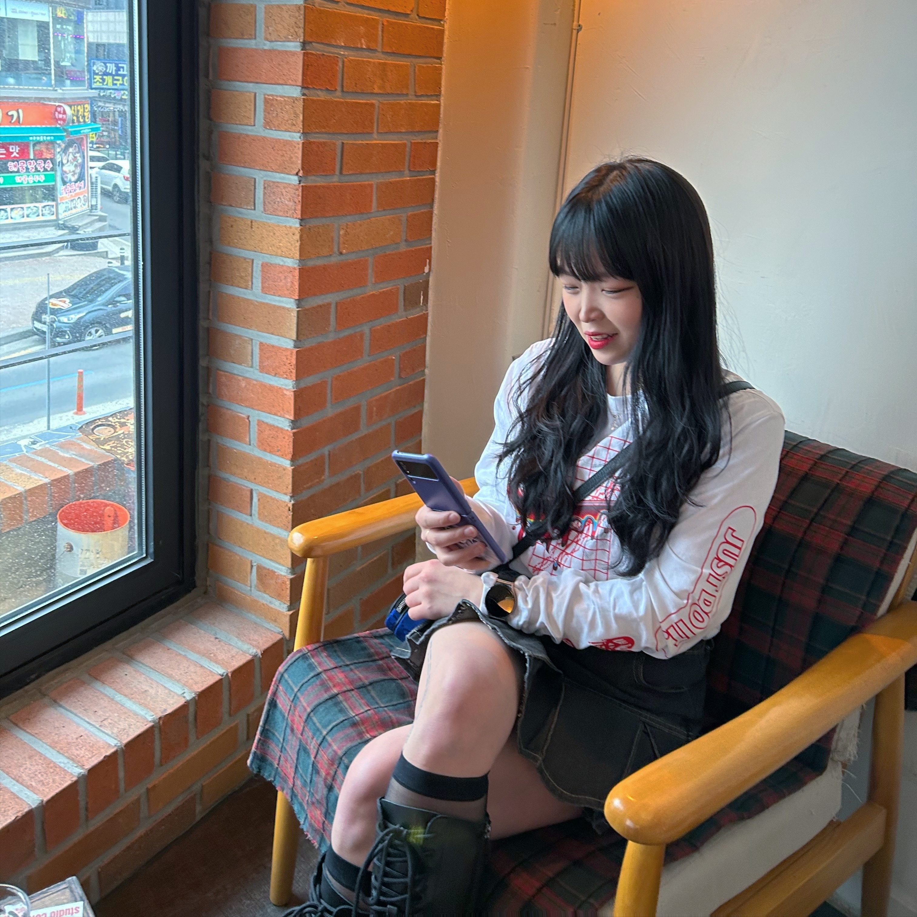 Gucci Off The Grid Shoulder Bag Dark Grey, (W) Dr. Martens Audrick 20 Eye Leather Knee High Platform Boots Black 착용 스타일 - 5