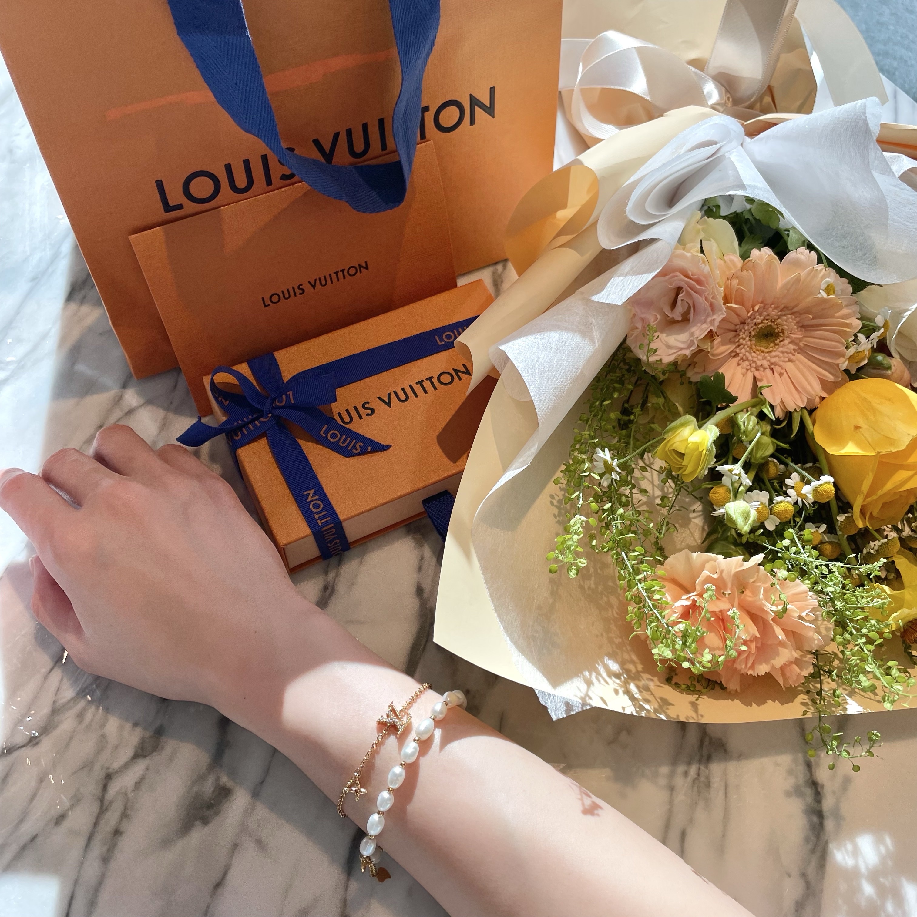 (W) Louis Vuitton LV Iconic Bracelet Gold 착용 스타일 - 2