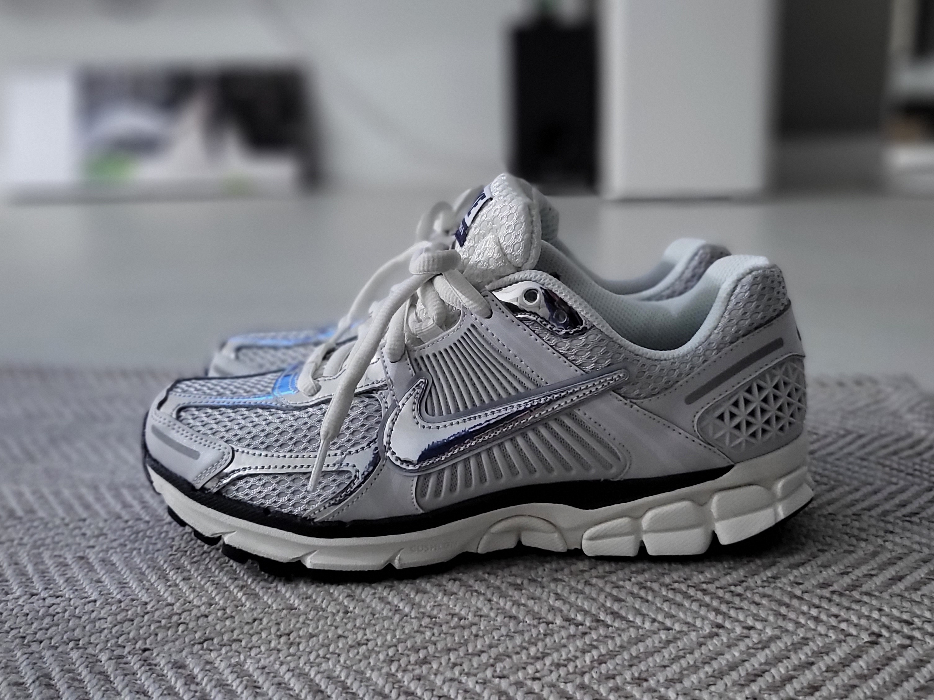 (W) Nike Zoom Vomero 5 Photon Dust and Metallic Silver 착용 스타일 - 1