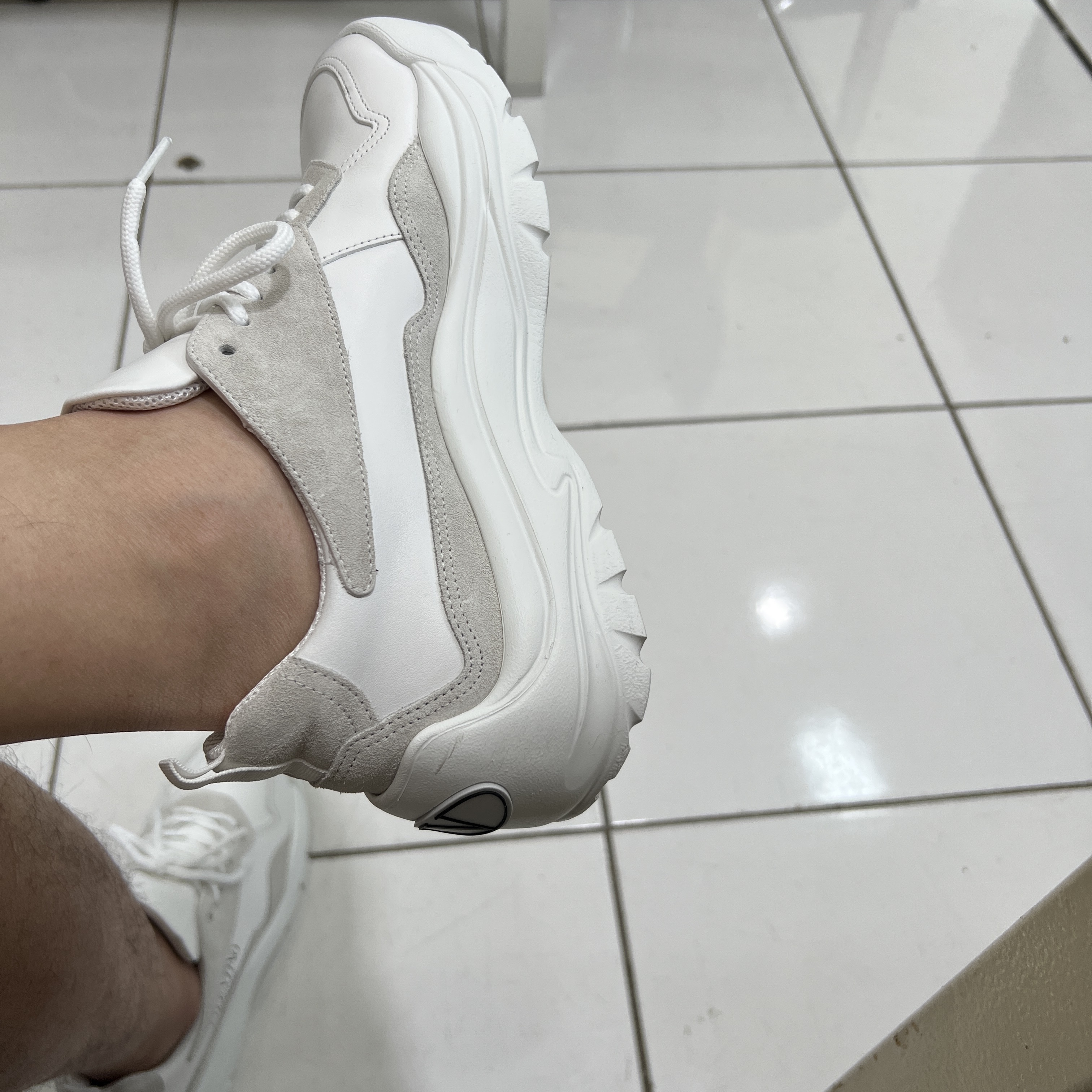 Valentino Gumboy Calfskin Sneakers White 착용 스타일