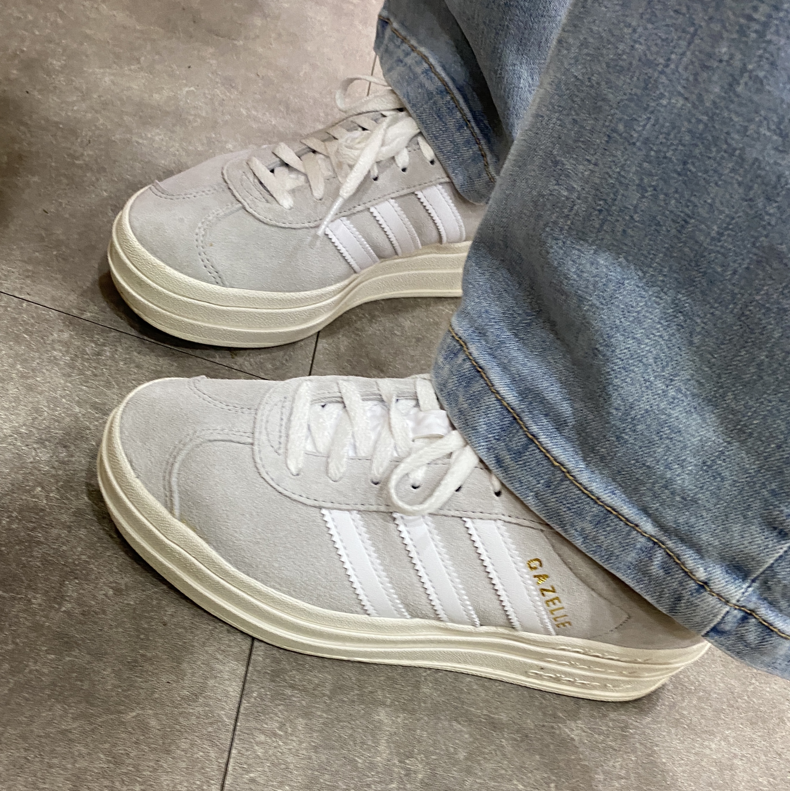 (W) Adidas Gazelle Bold Grey Cloud White 착용 스타일