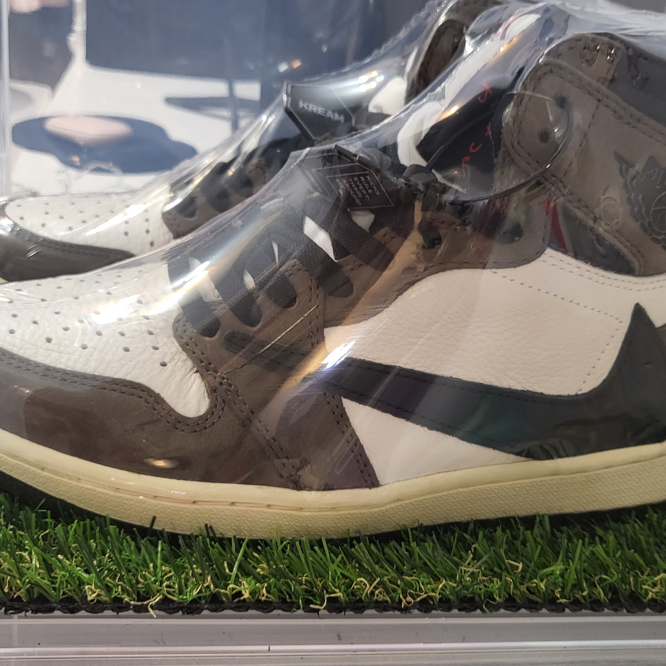 Jordan 1 x Travis Scott Retro High OG SP Mocha 착용 스타일 - 4