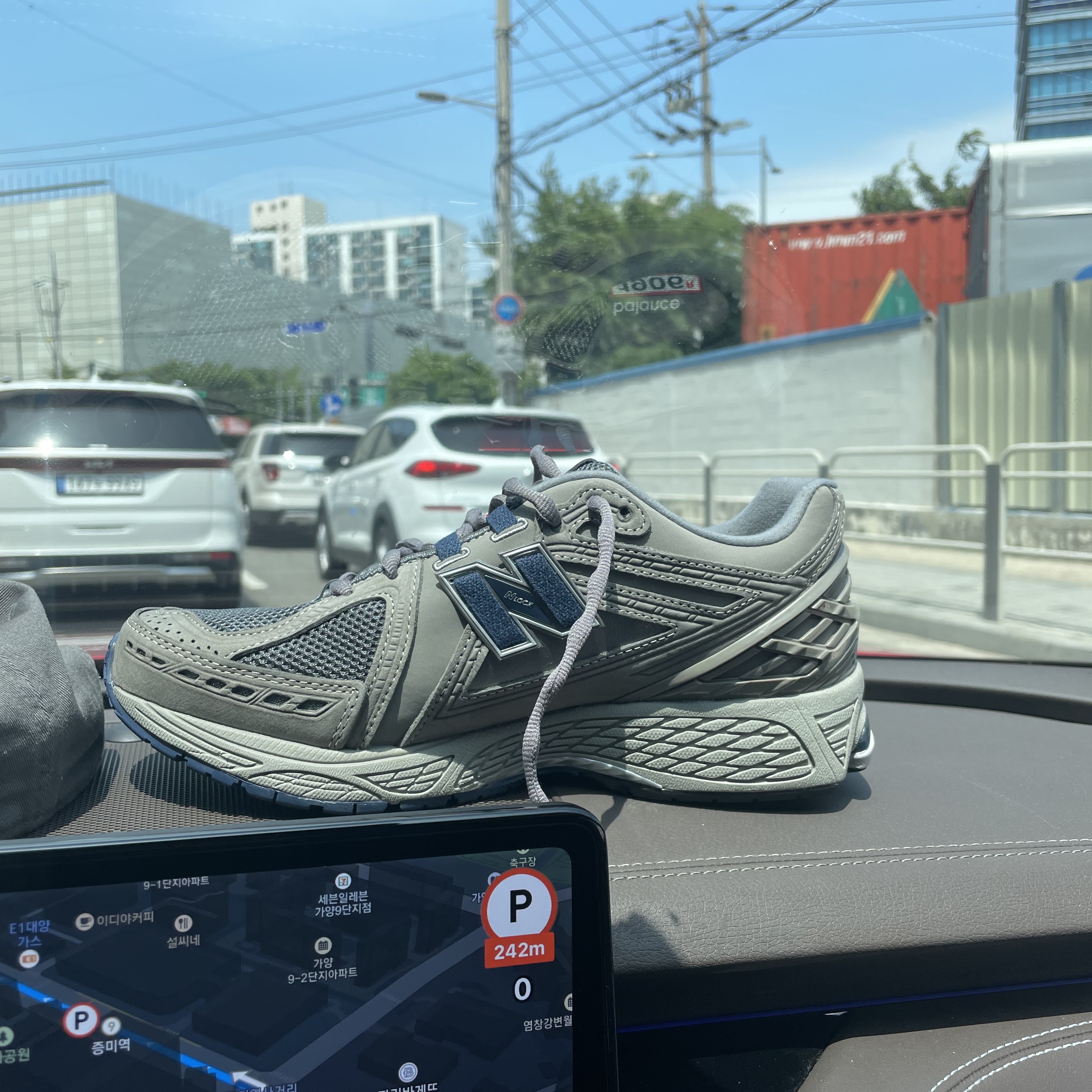 New Balance 1906R Charcoal Grey 착용 스타일