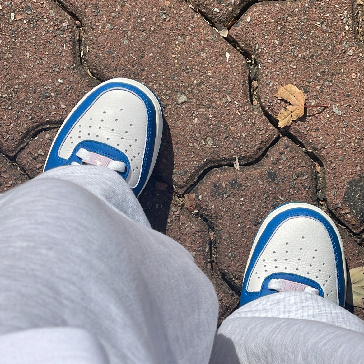(W) Nike Air Force 1 Mid '07 Military Blue and Doll 착용 스타일 - 3