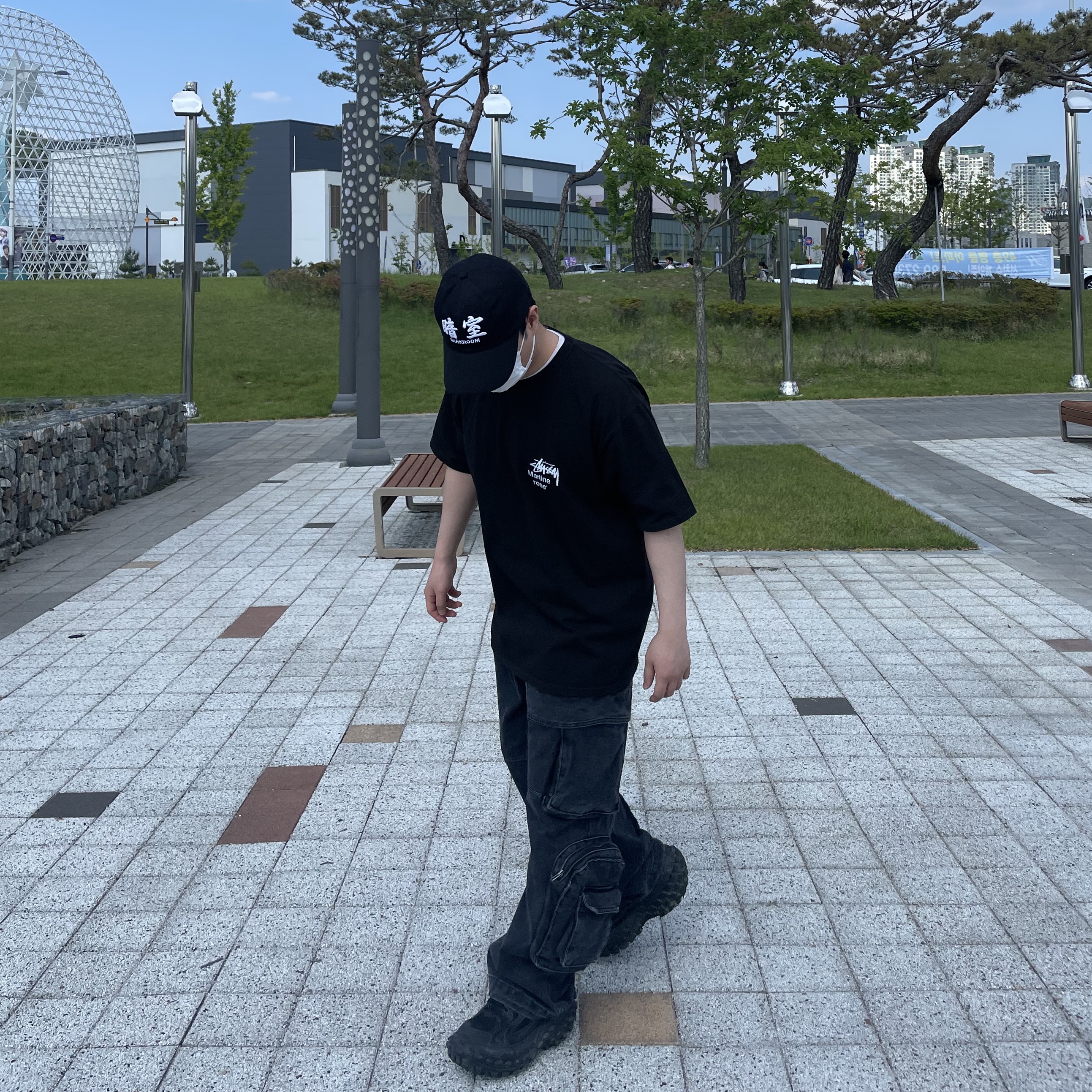 Balenciaga Defender Sneakers Black, Stussy x Martine Rose Collage Pigment Dyed T-Shirt Black 착용 스타일