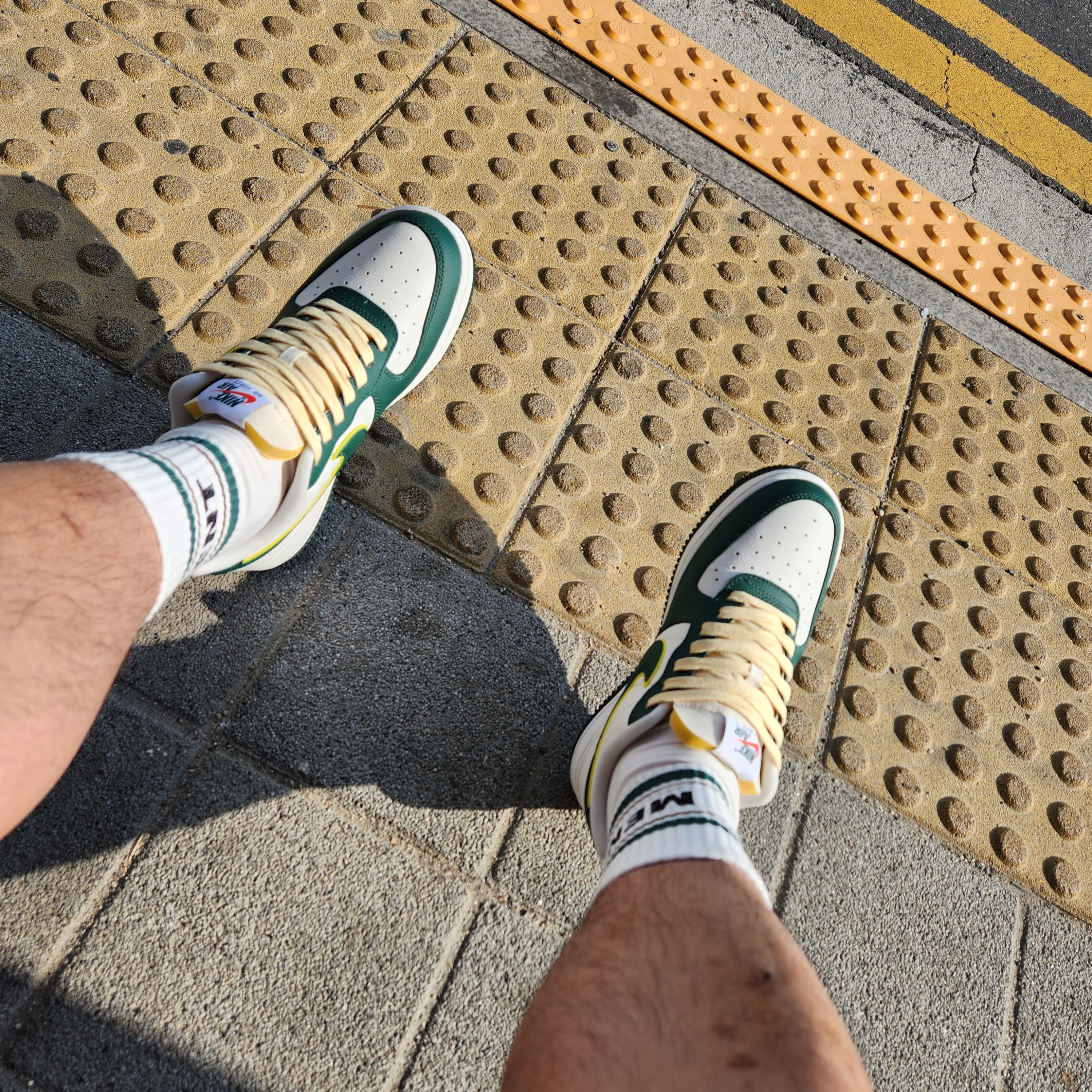 Nike Air Force 1 '07 LV8 Sail Noble Green 착용 스타일 - 1