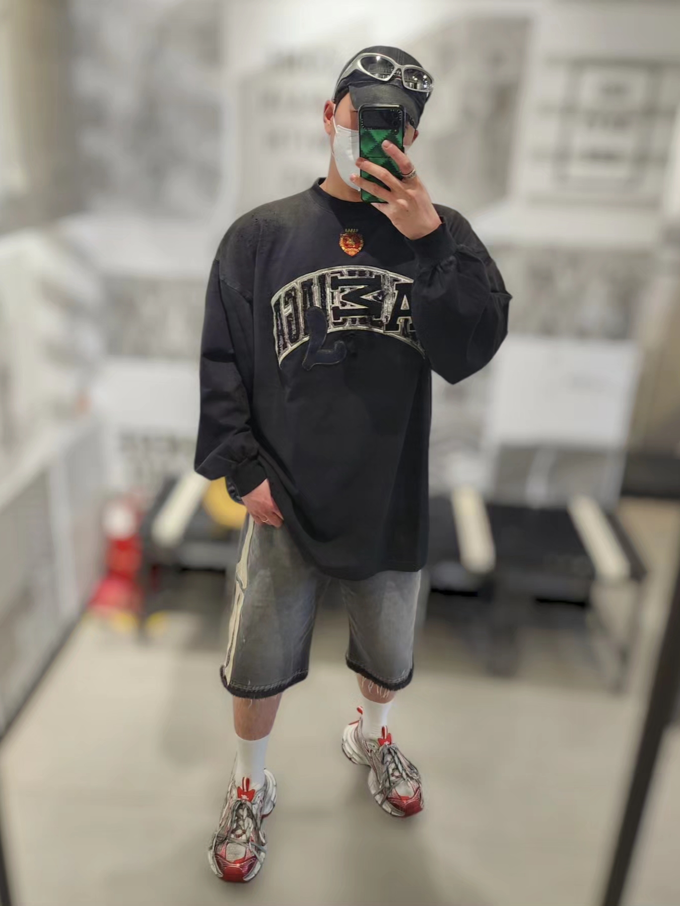 발렌시아가 폴리티컬 캠페인 디스트로이드 캡 블랙, 발렌시아가 스위프트 오발 선글라스 실버 착용 스타일 - 1