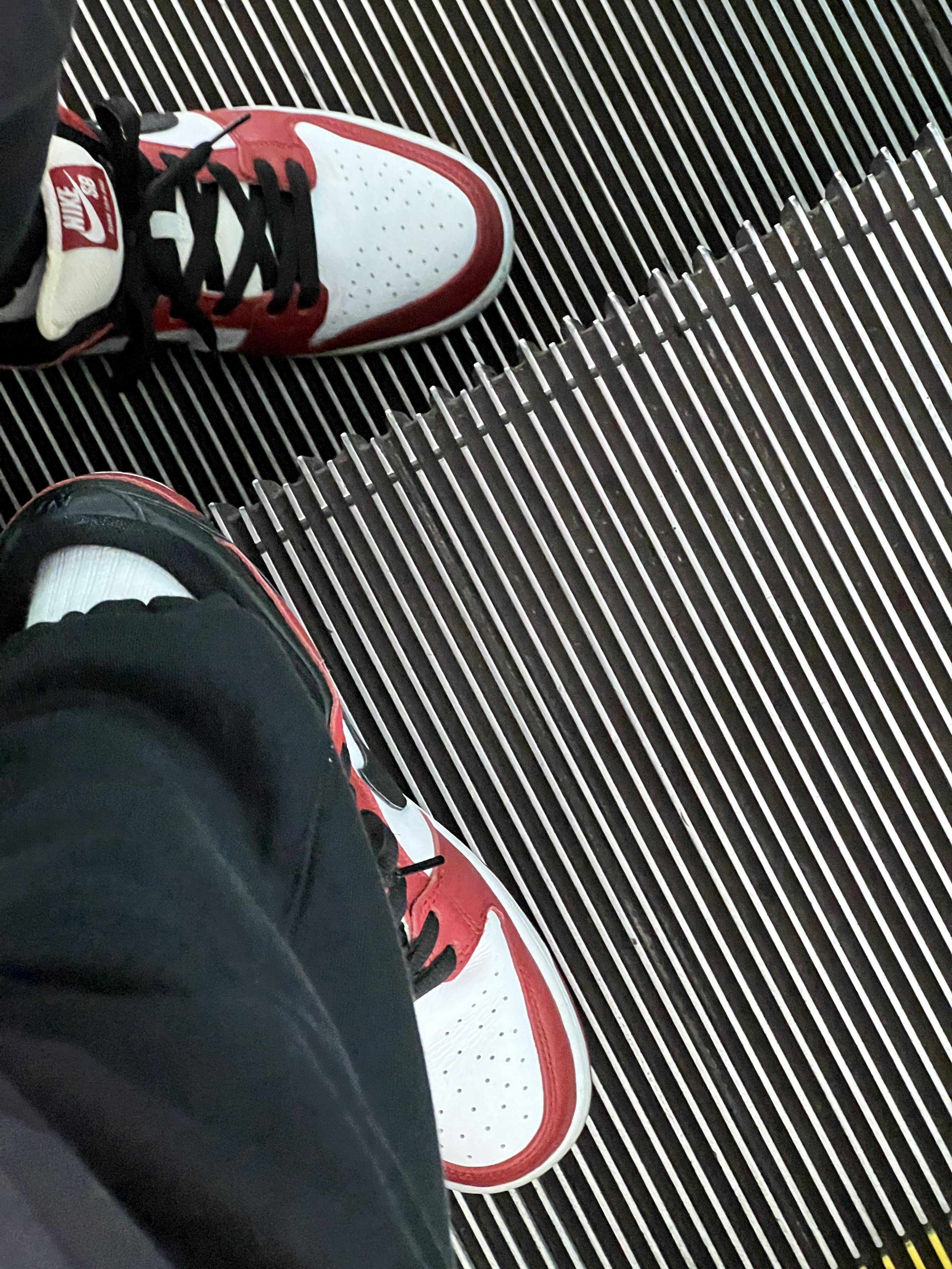 Nike SB Dunk Low Pro Chicago, Nike NRG Solo Swoosh Woven Track Pants Black White - Asia 착용 스타일