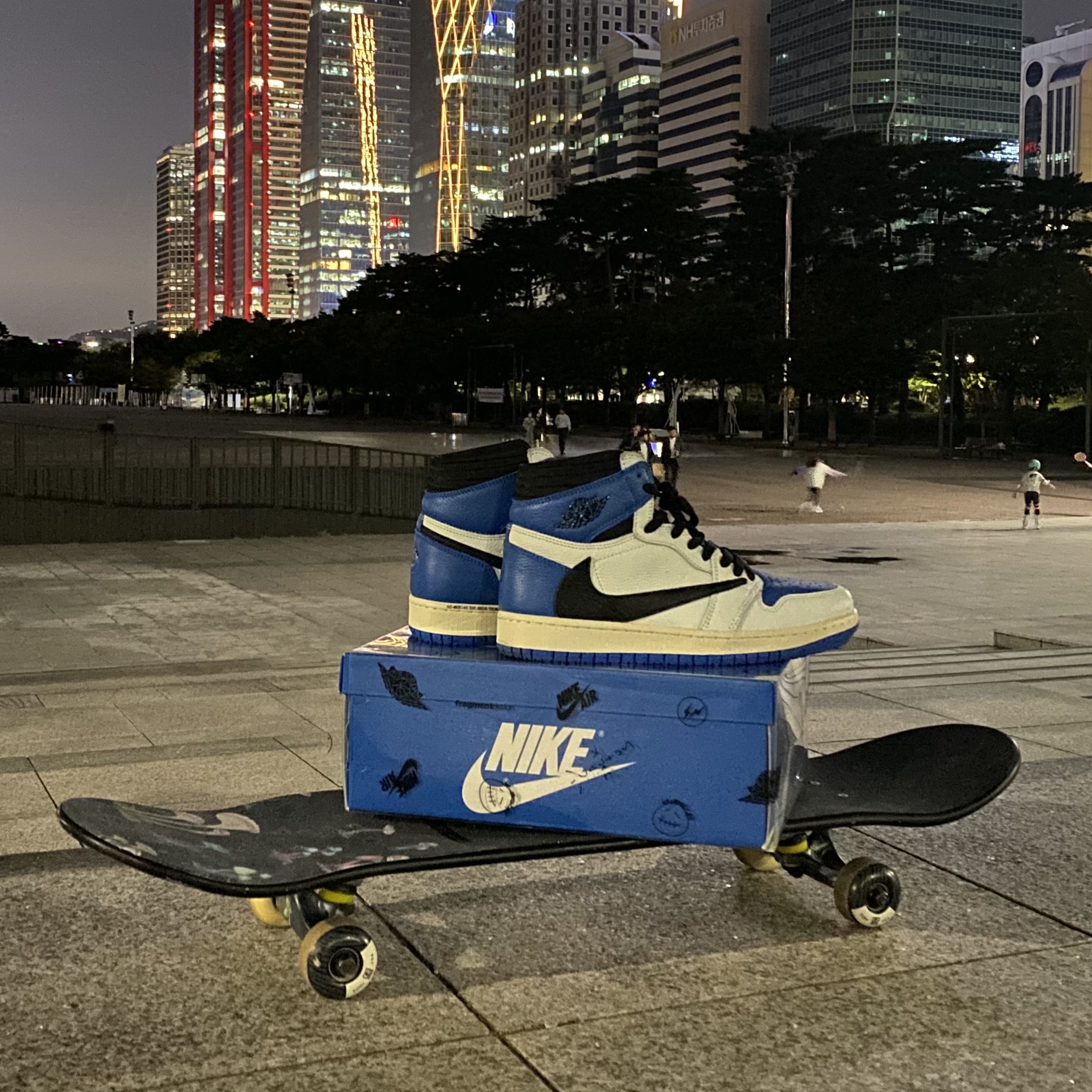 Jordan 1 x Travis Scott x Fragment Retro High OG SP Military Blue 착용 스타일