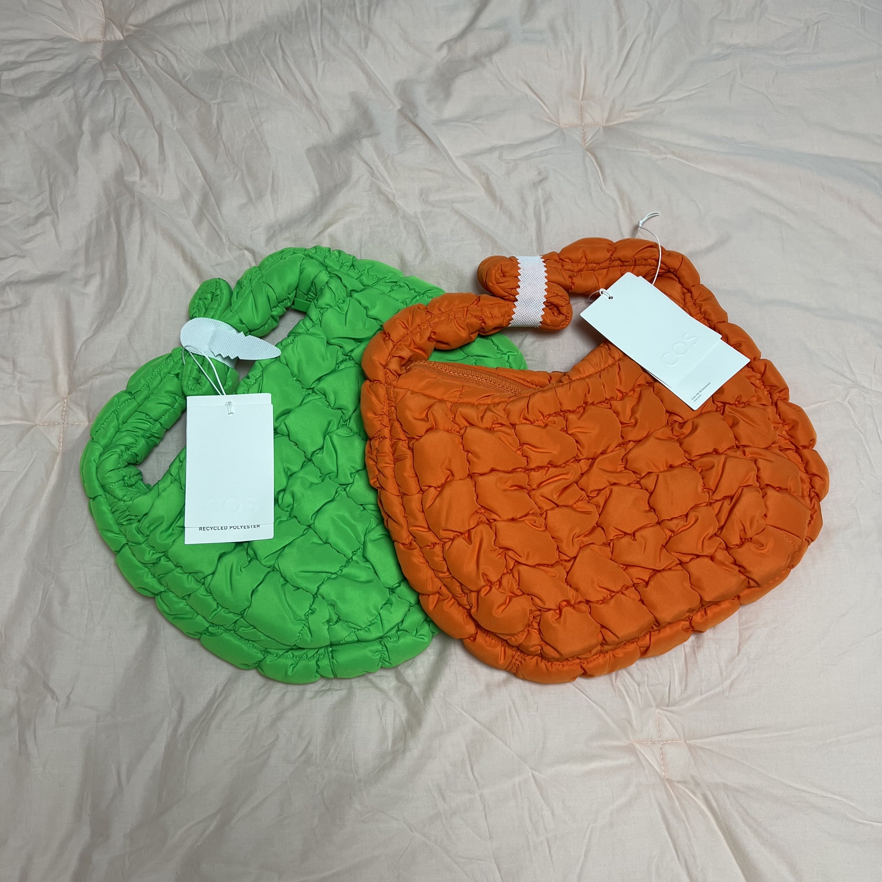 COS Quilted Mini Bag Bright Green, COS Quilted Mini Bag Bright Orange 착용 스타일 - 3
