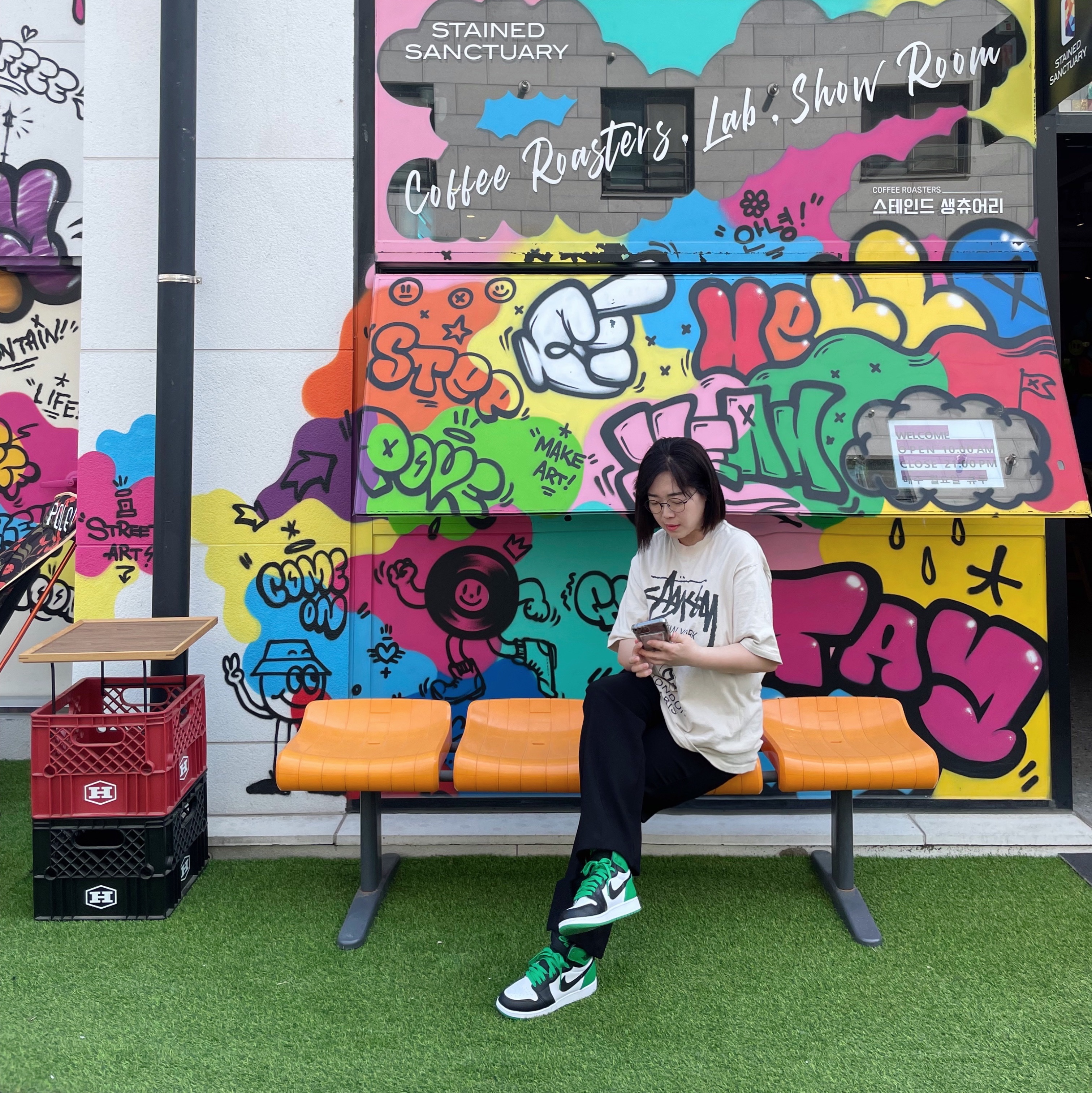 Stussy World Tour T-Shirt Smoke, (GS) Jordan 1 Retro High OG Black and Lucky Green 착용 스타일