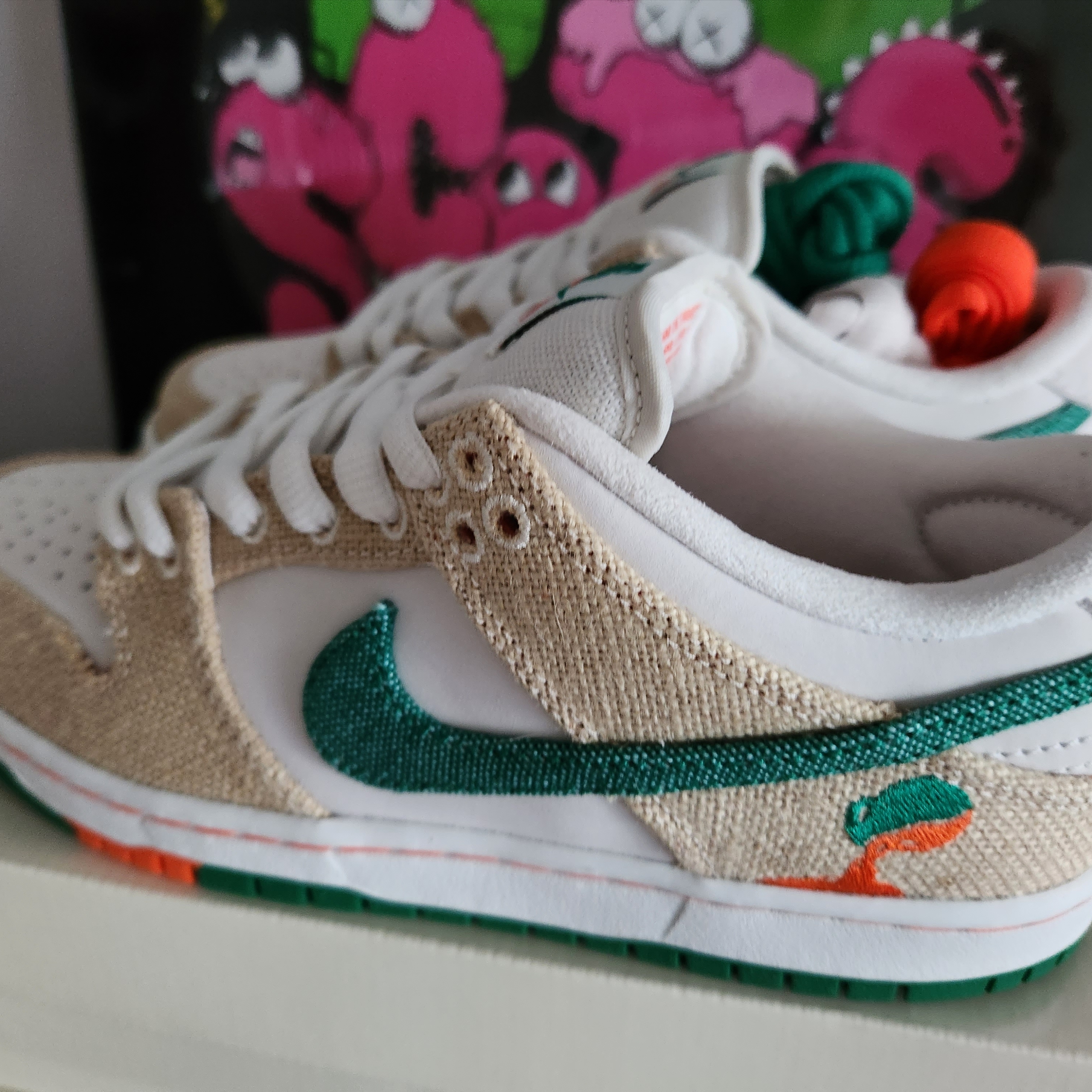 Nike x Jarritos SB Dunk Low Phantom and Malachite 착용 스타일