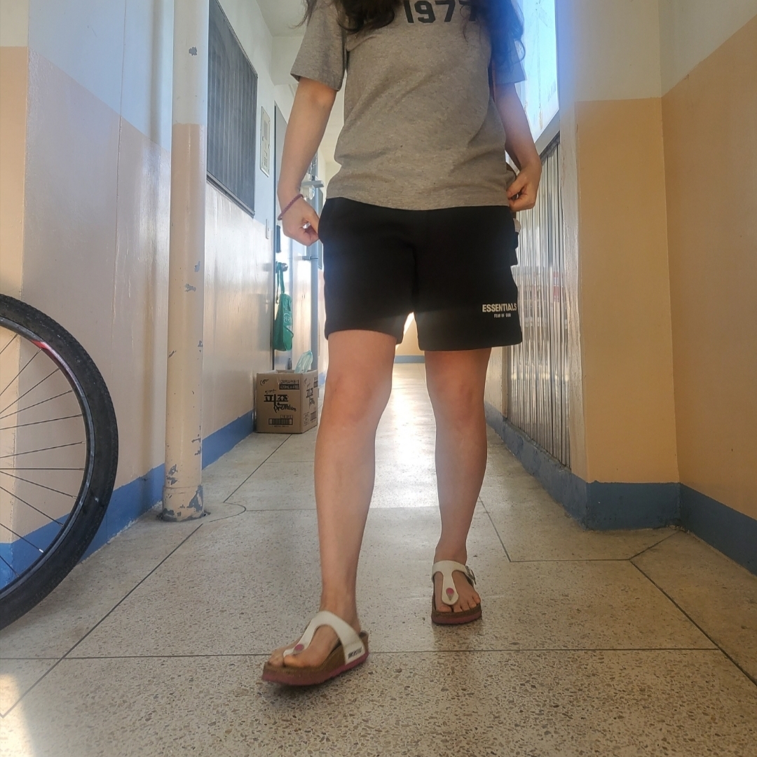 (Kids) Essentials The Core Collection Sweatshorts Stretch Limo, (W) Essentials 1977 T-Shirt Dark Oatmeal - 22SS 착용 스타일 - 1