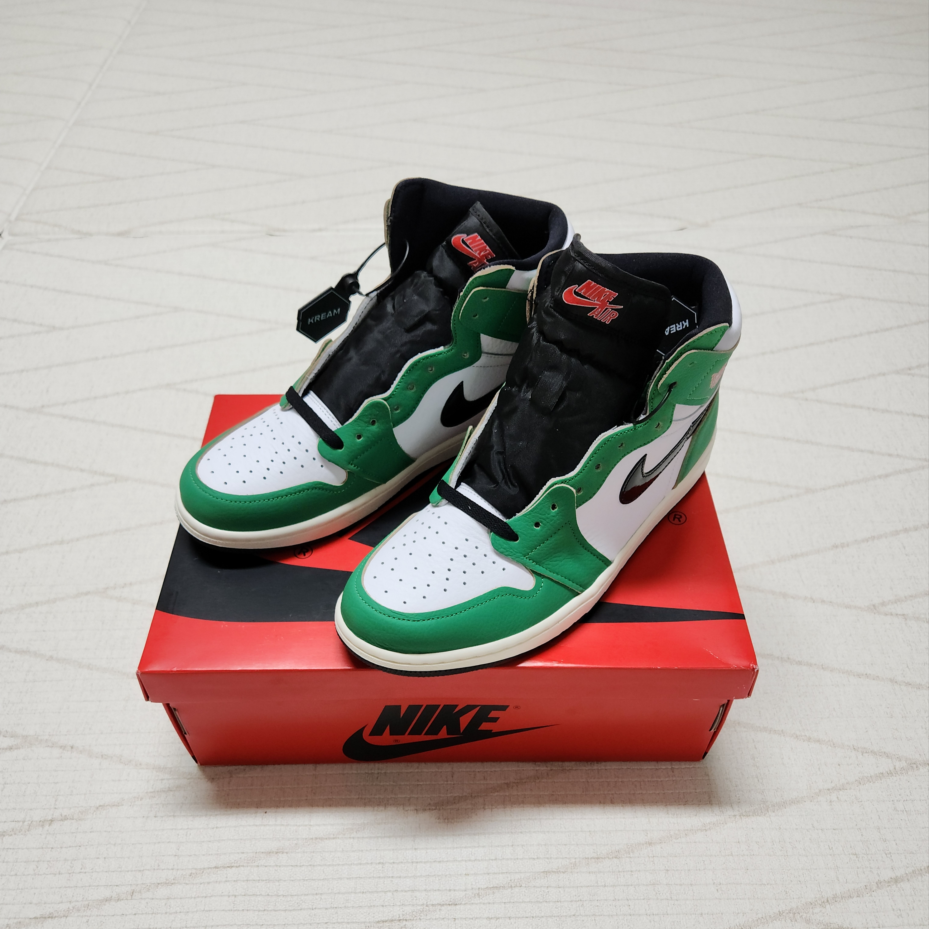 (W) Jordan 1 Retro High OG Lucky Green 착용 스타일 - 1