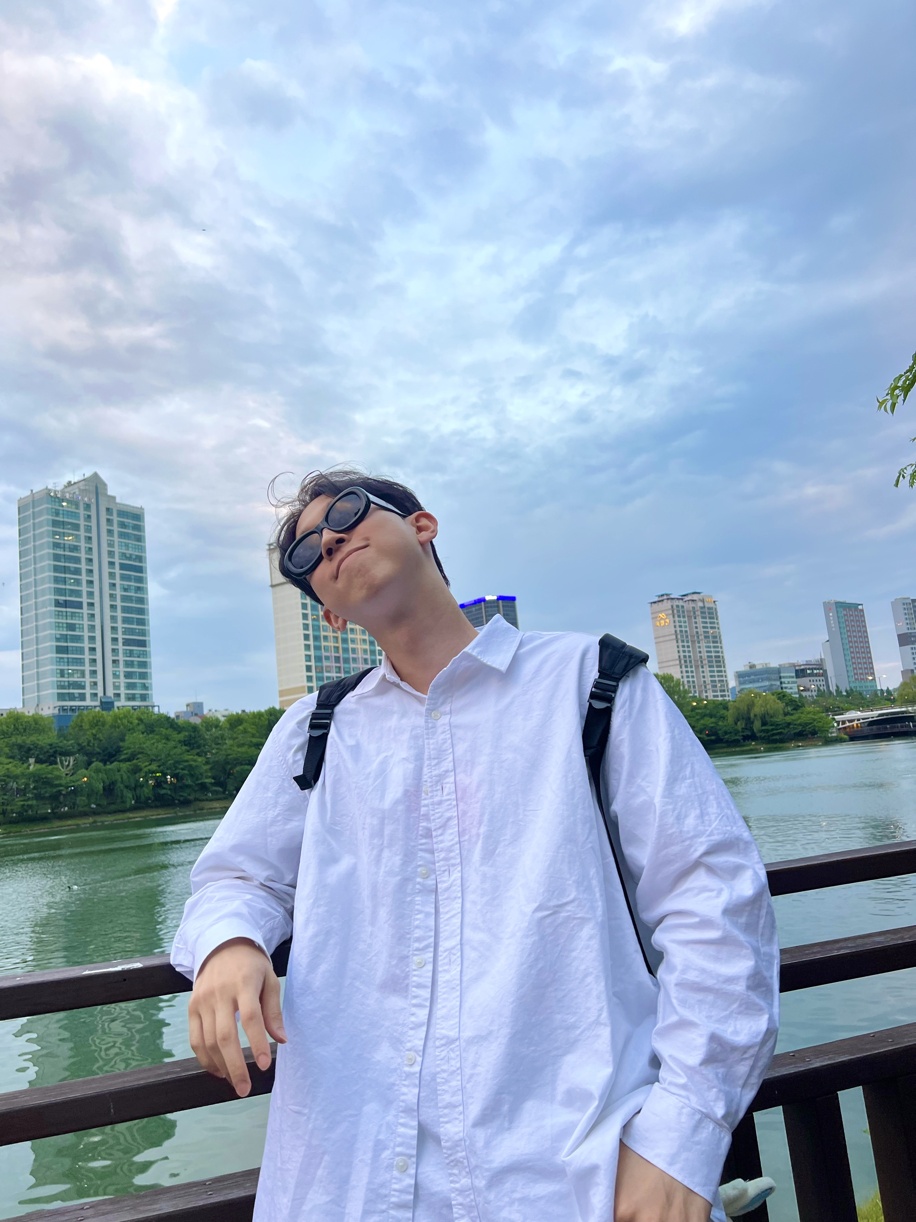 CDG 백팩 블랙, 뉴진스 토끼 머천다이즈 플러피 키링 화이트 착용 스타일 - 1