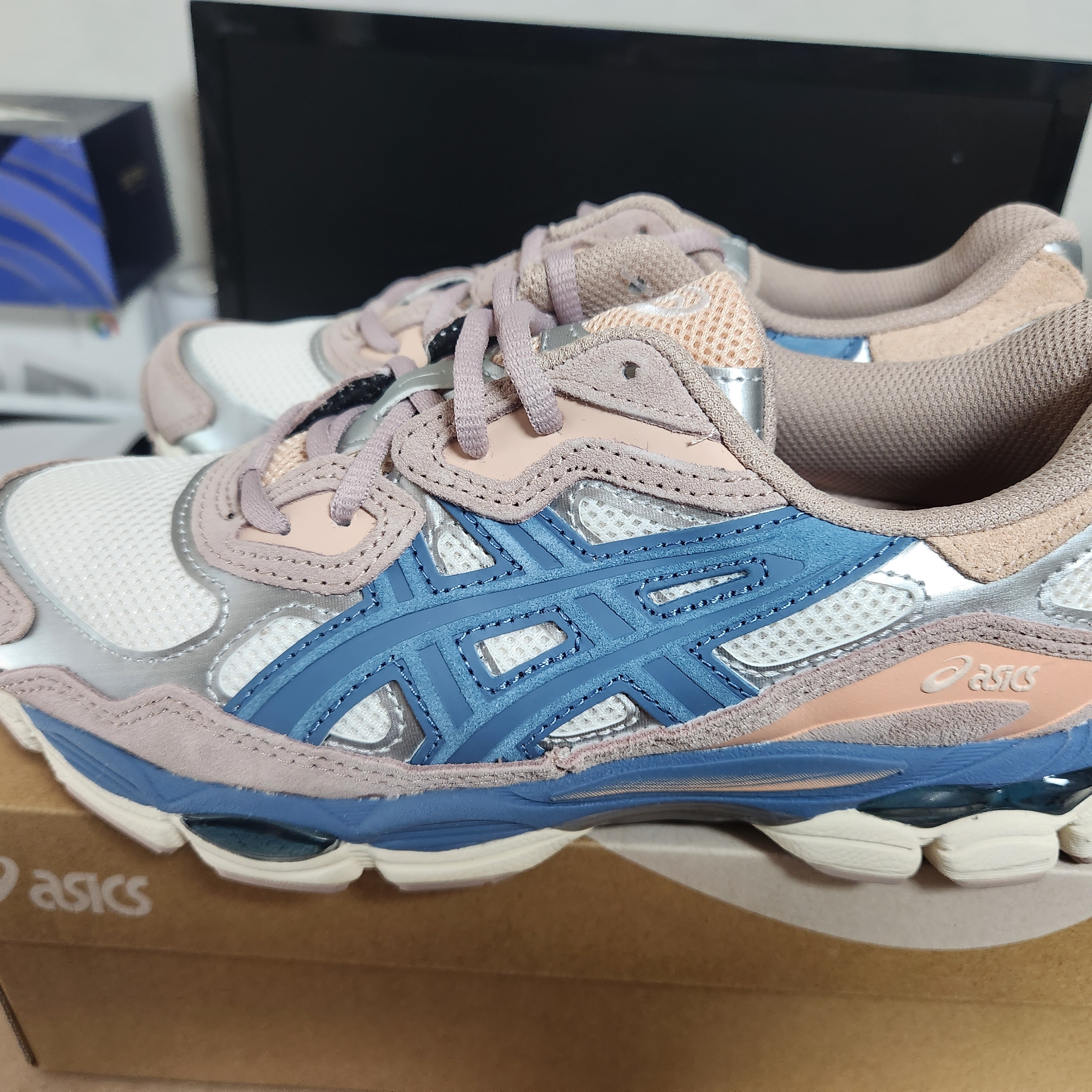 (W) Asics Gel-NYC Cream Grey Floss 착용 스타일 - 2