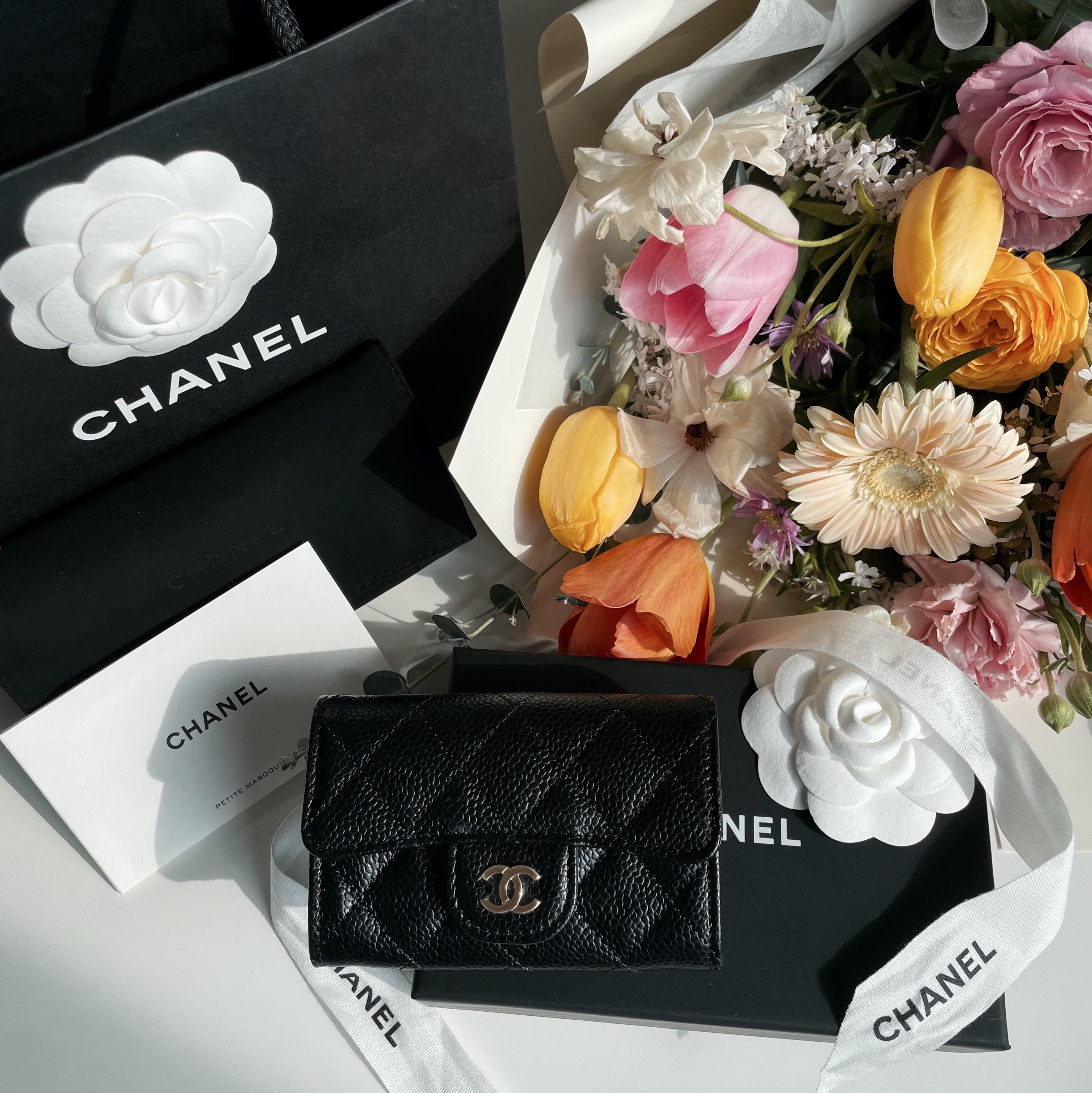 Chanel Classic Card Holder Grained Calfskin & Gold Black 착용 스타일