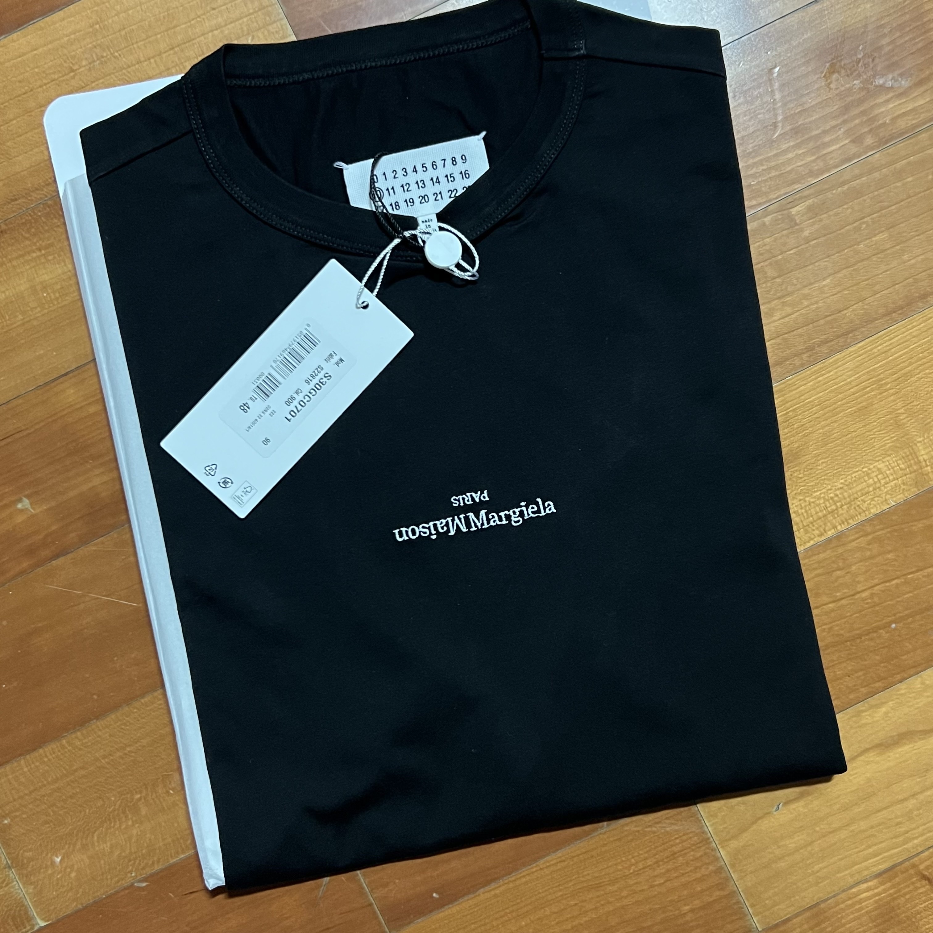 Maison Margiela Distorted Logo T-Shirt Black 착용 스타일