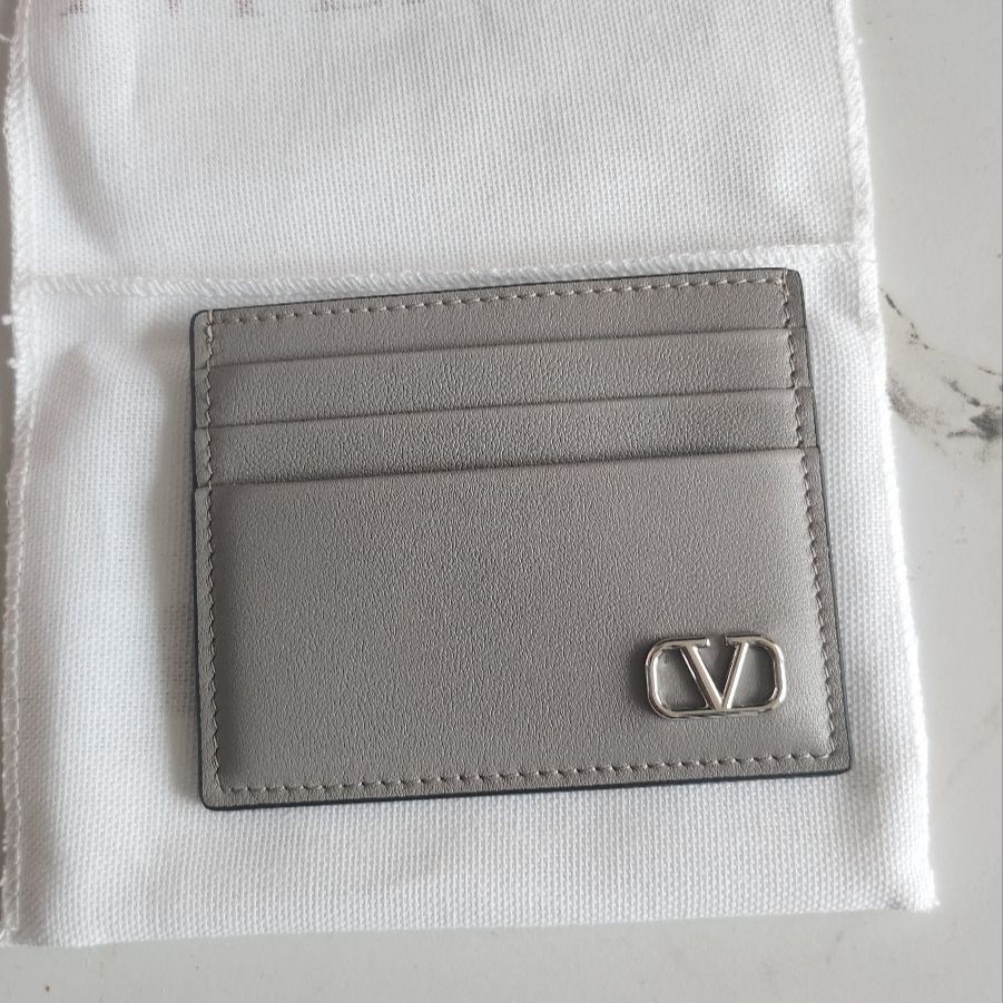 Valentino Vlogo Signature Card Holder Pearl Grey 착용 스타일