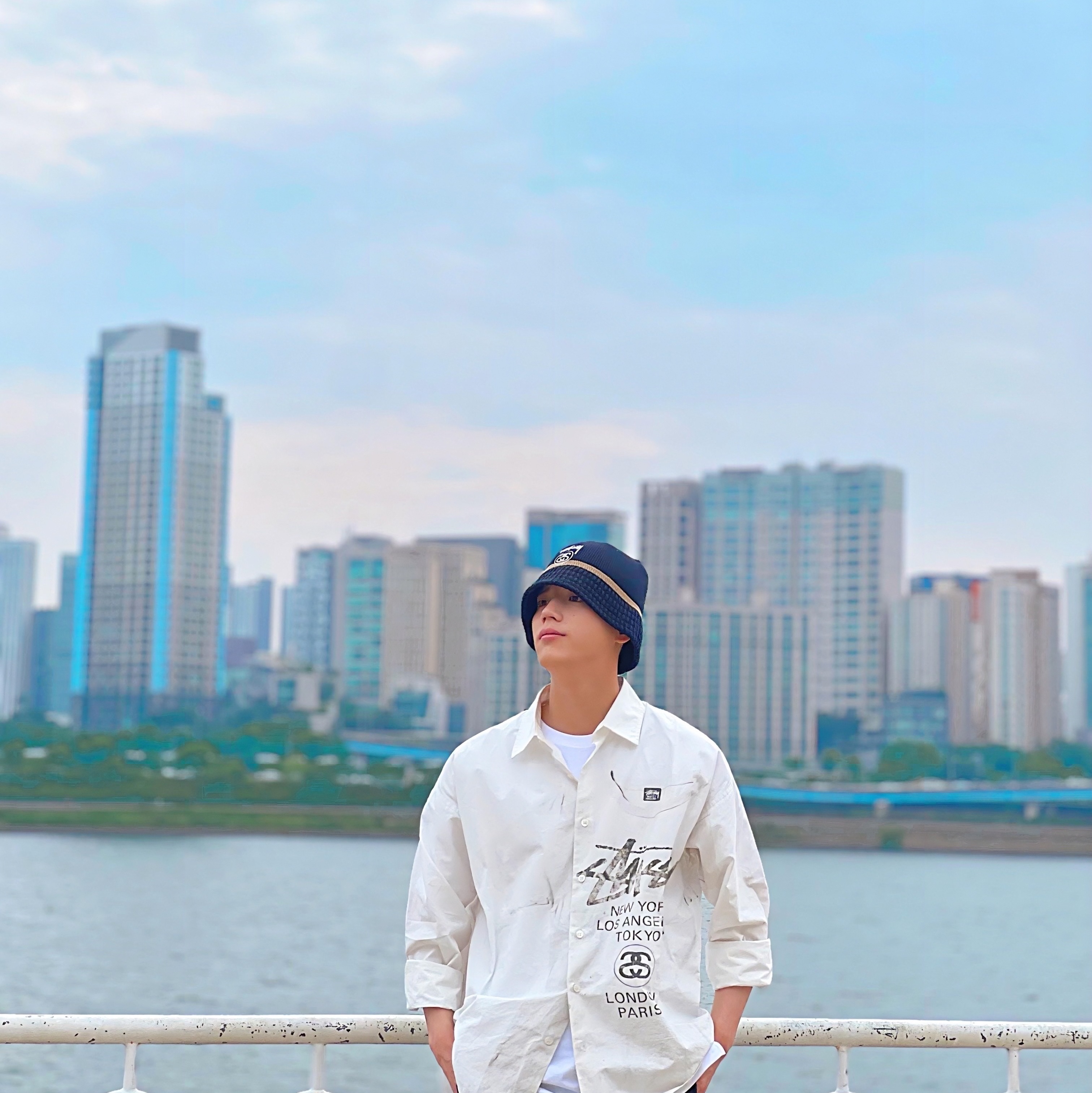 Stussy SS Link Knit Bucket Hat Black, Stussy World Tour Shirt White 착용 스타일