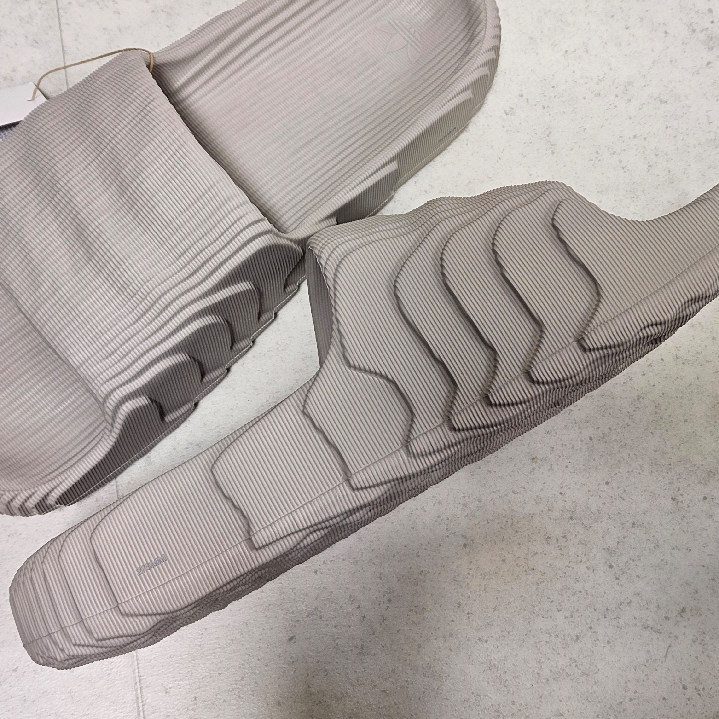 Adidas Adilette 22 Clear Grey 착용 스타일 - 4