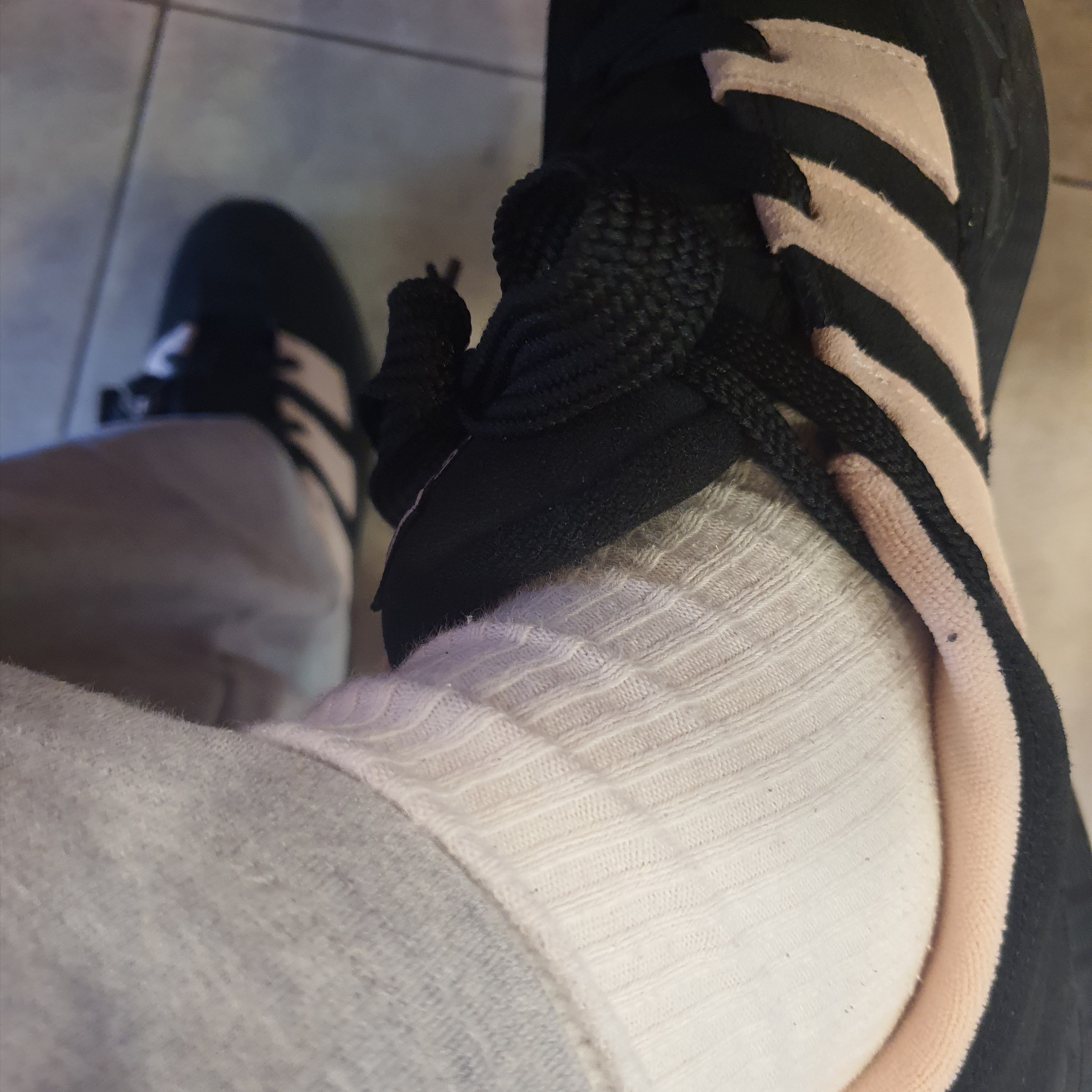 Adidas Adimatic Core Black Pink Tint 착용 스타일