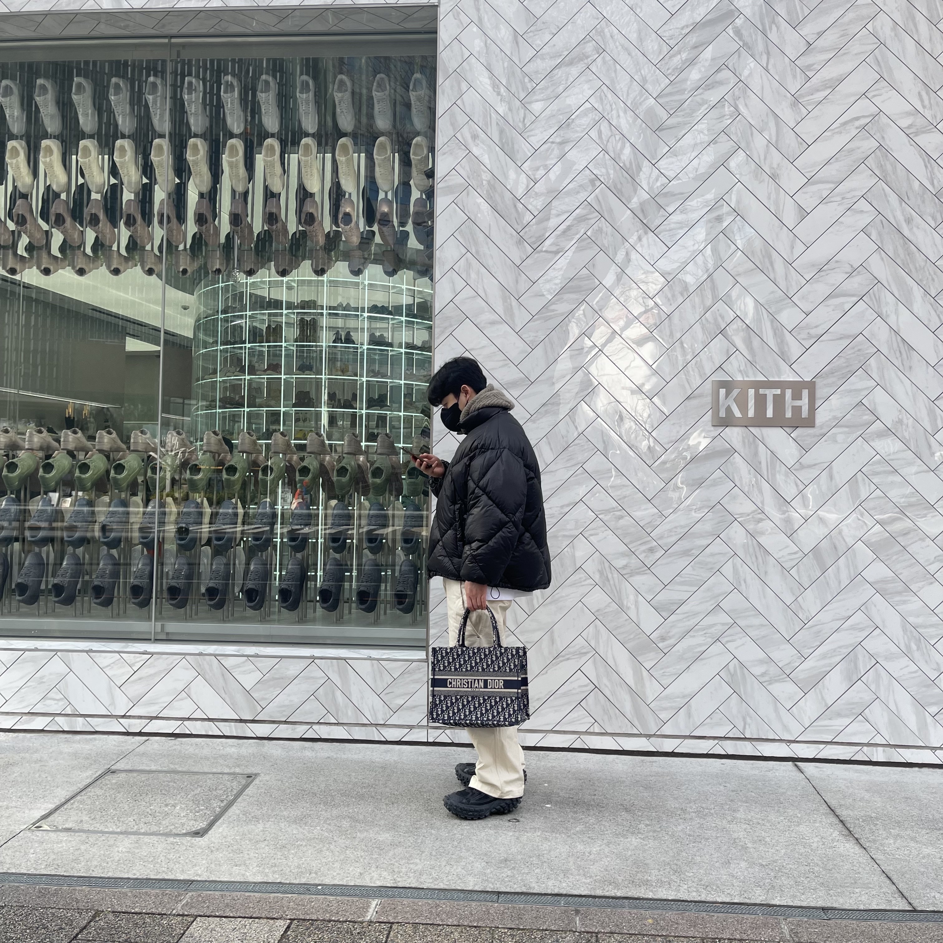 발렌시아가 디펜더 스니커즈 블랙, 디올 미디움 북 토트백 블루 디올 오블리크 자수 착용 스타일 - 1