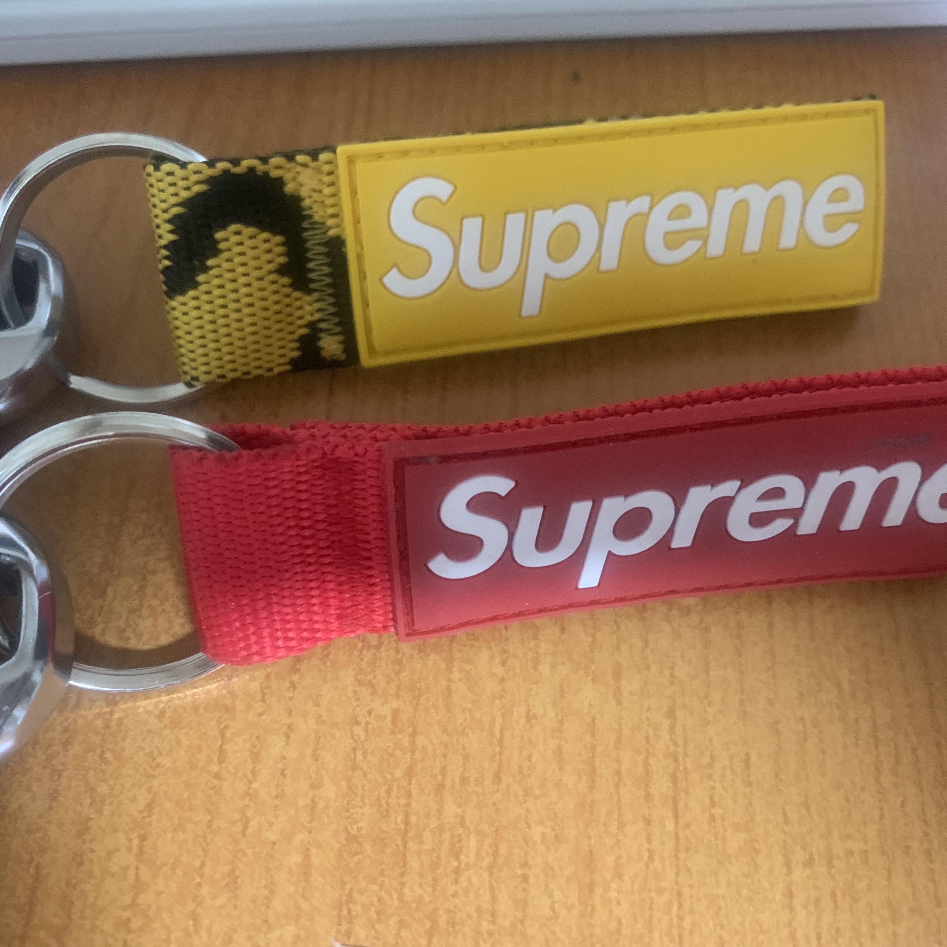 Supreme Webbing Keychain Yellow Camo - 23SS 착용 스타일